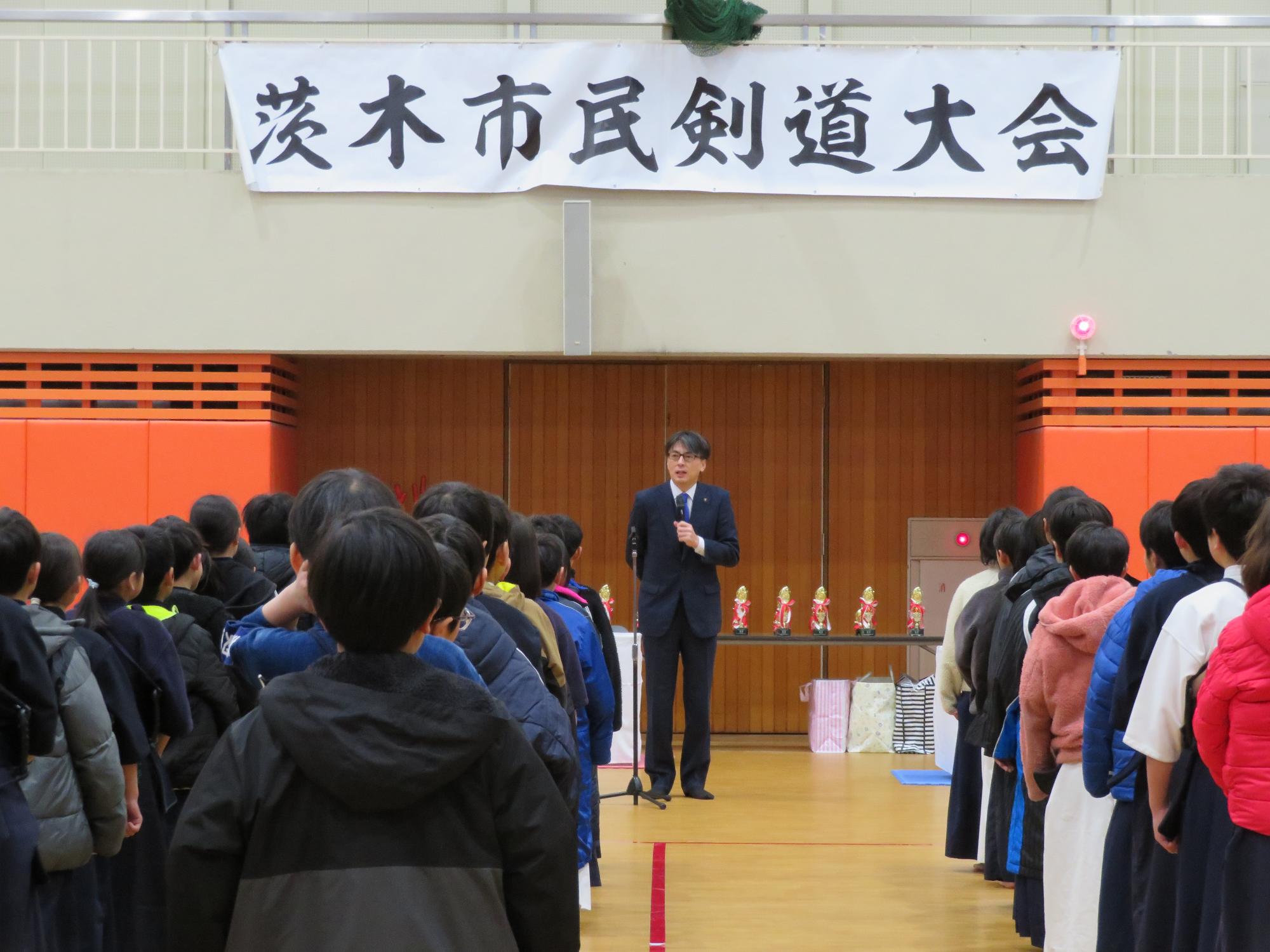 参加者の前であいさつをする市長の写真