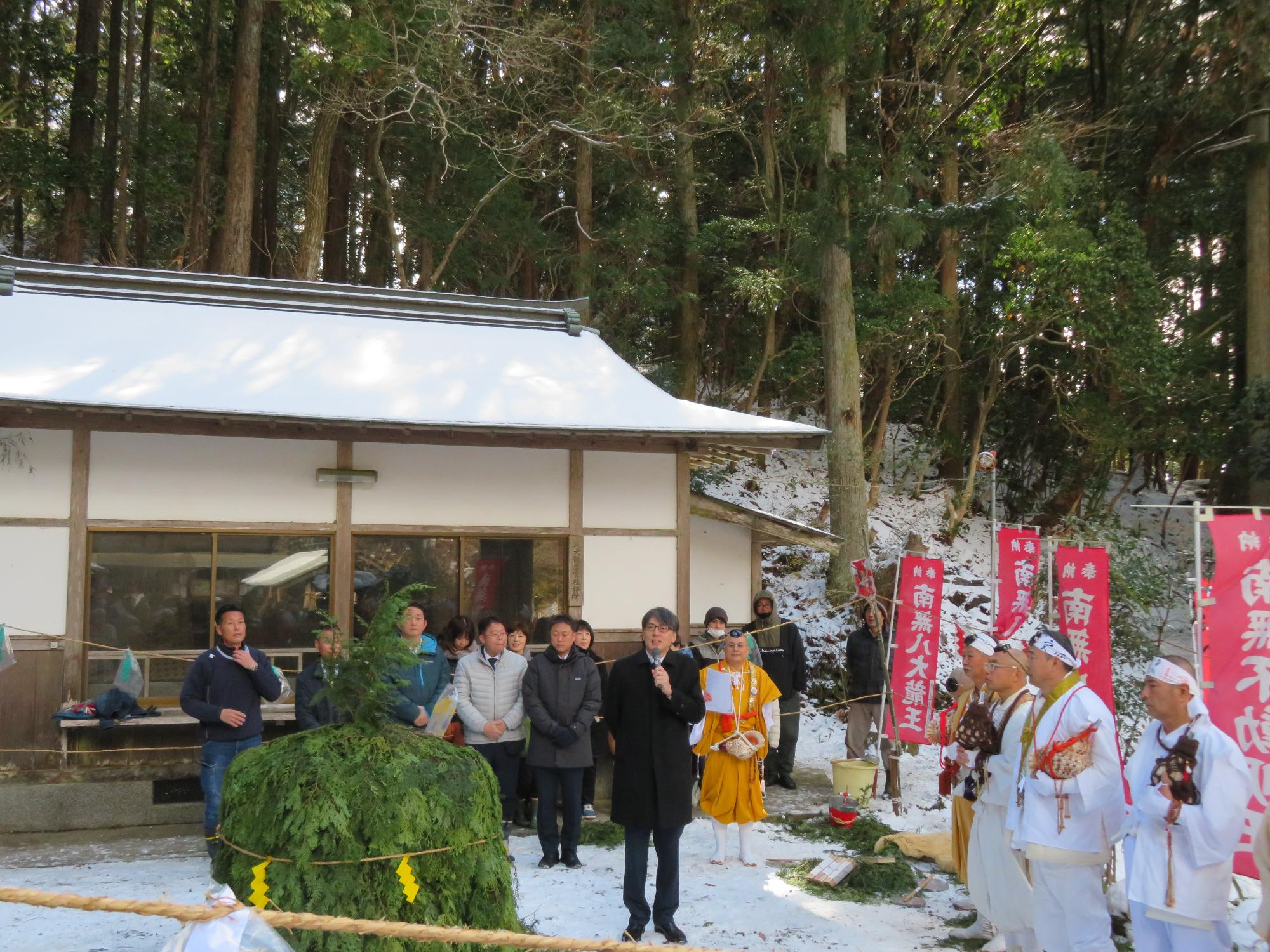 参加者の前であいさつをする市長の写真
