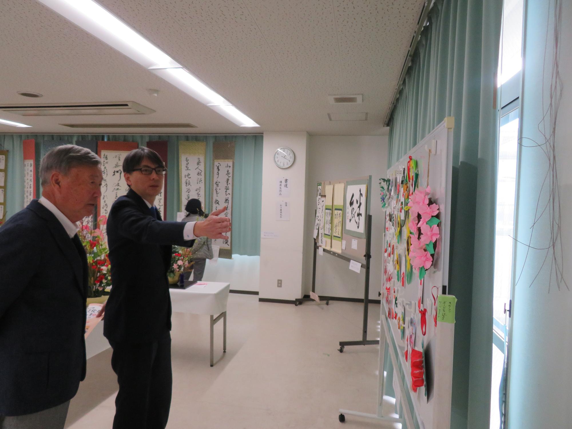 展示を見る市長の写真