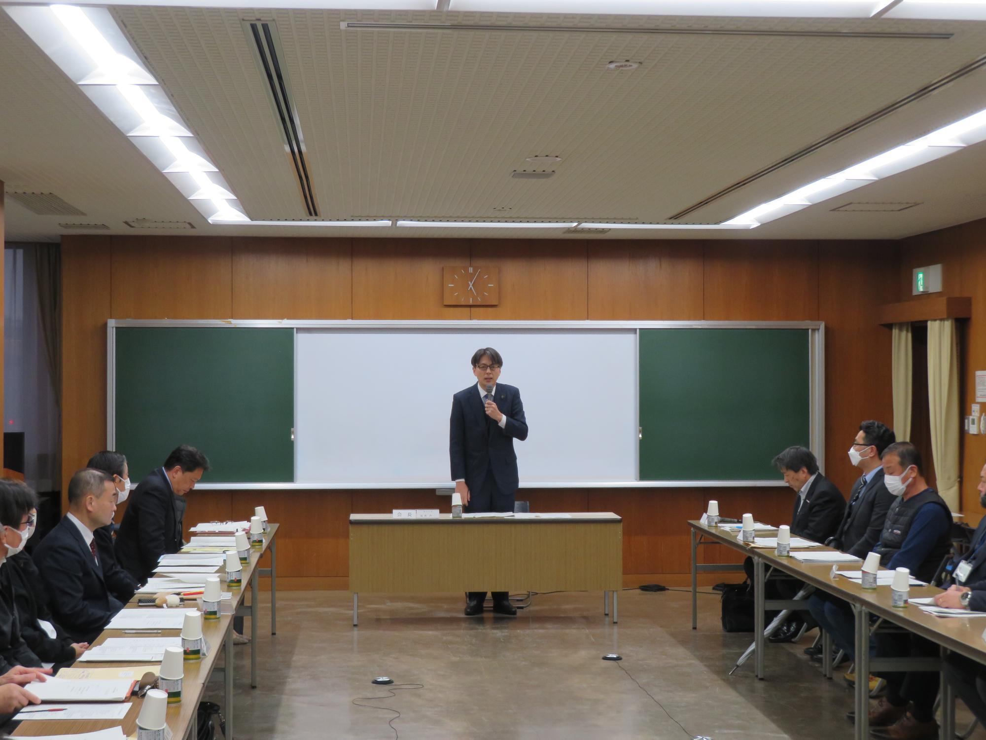 出席者の前であいさつをする市長の写真