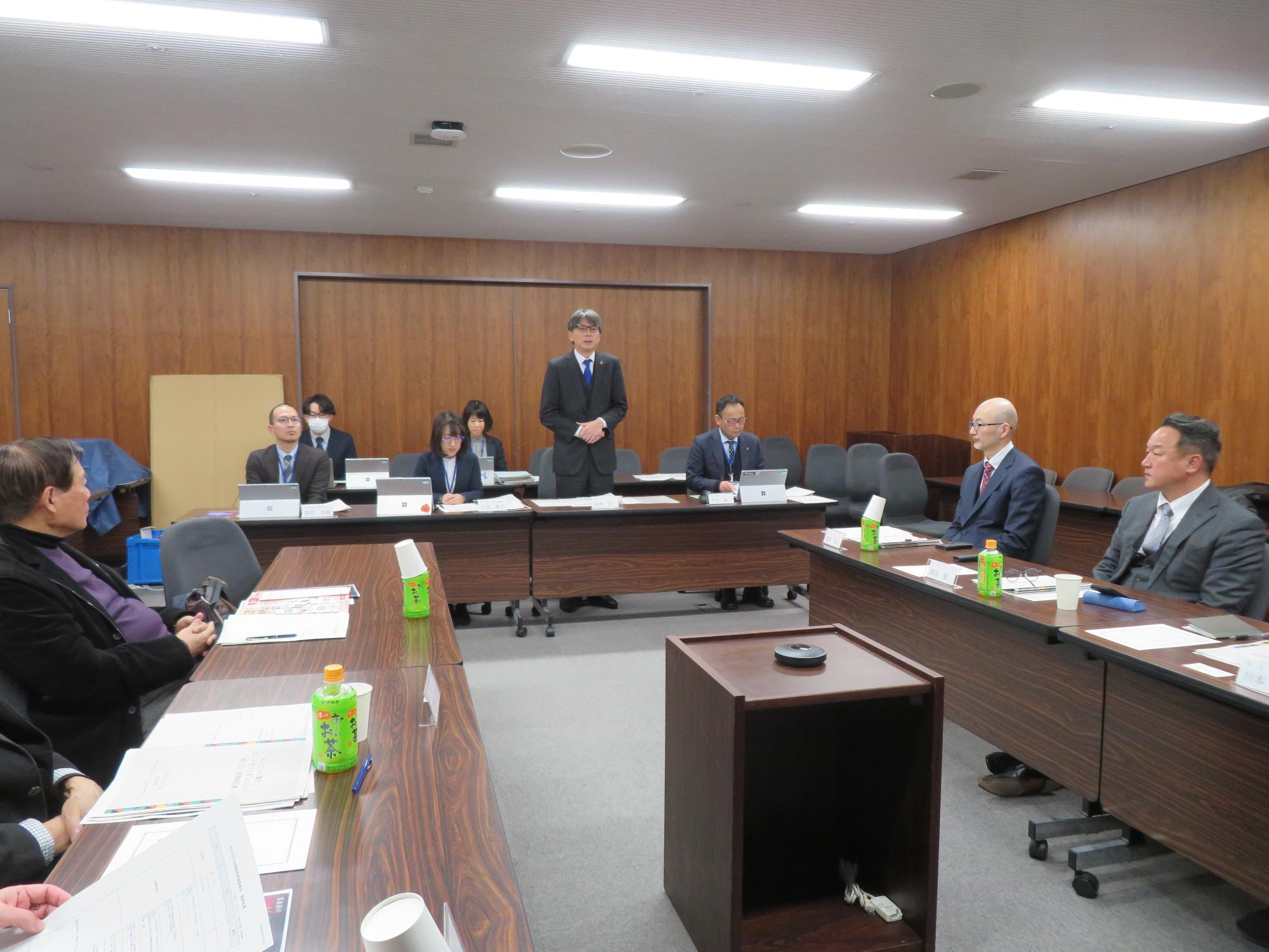 出席者の前であいさつをする市長の写真