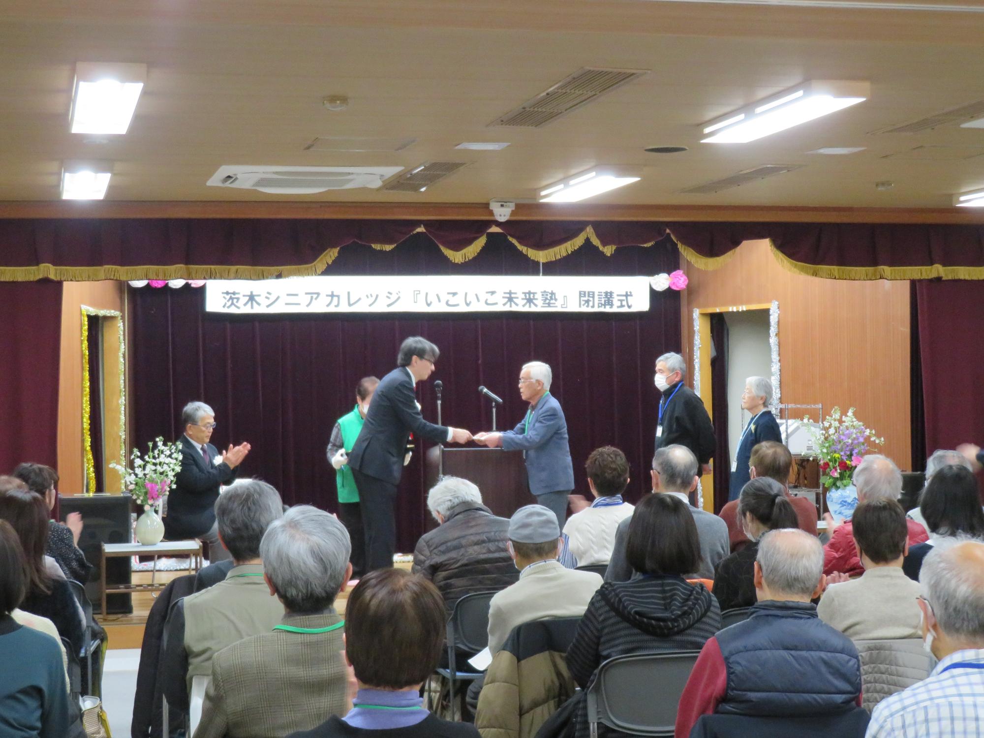 修了証を授与する市長の写真