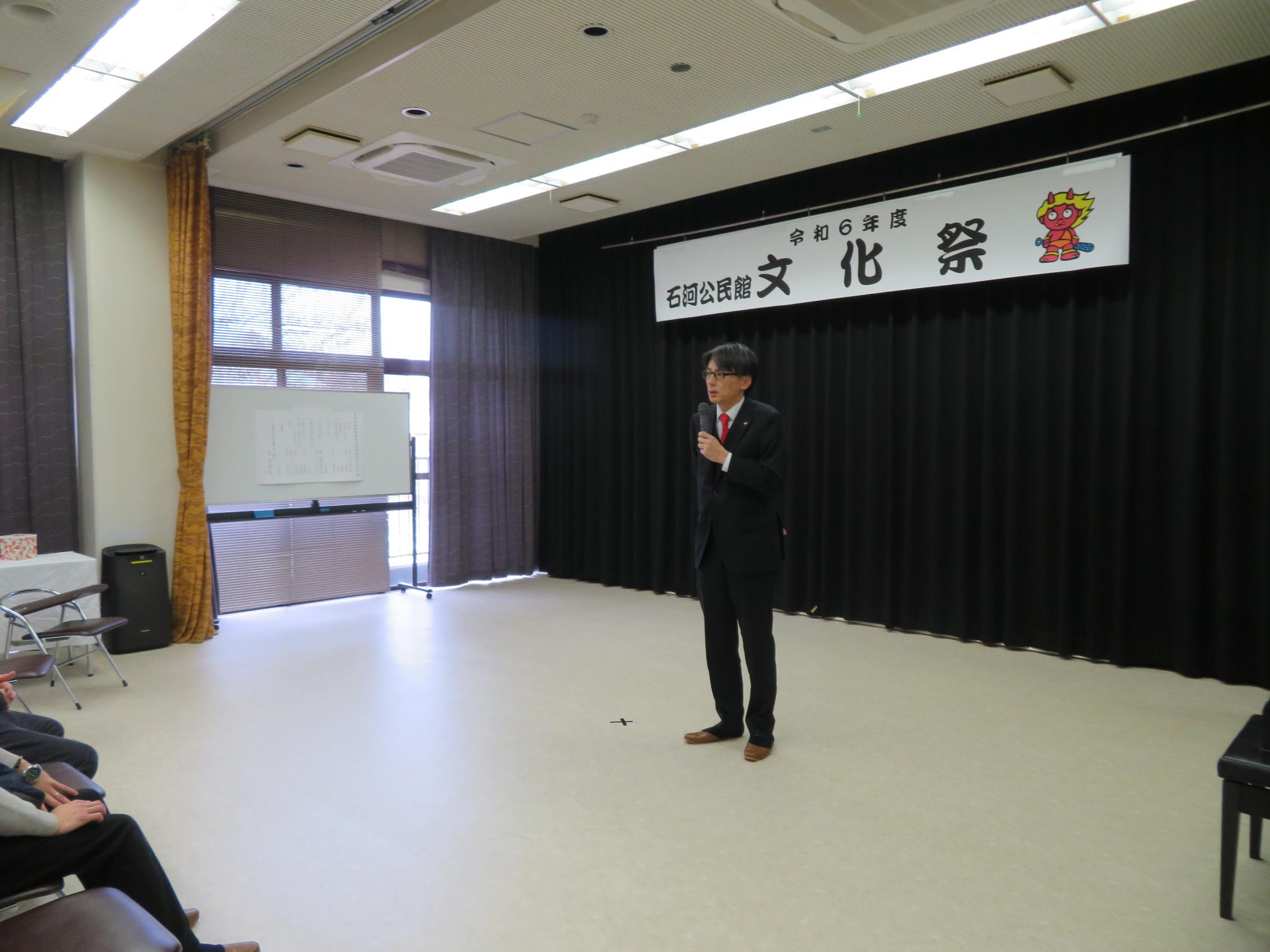 来場者の前であいさつをする市長の写真