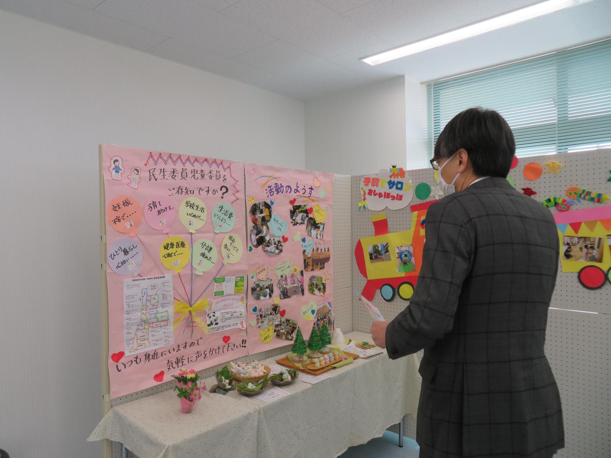 展示を見る市長の写真