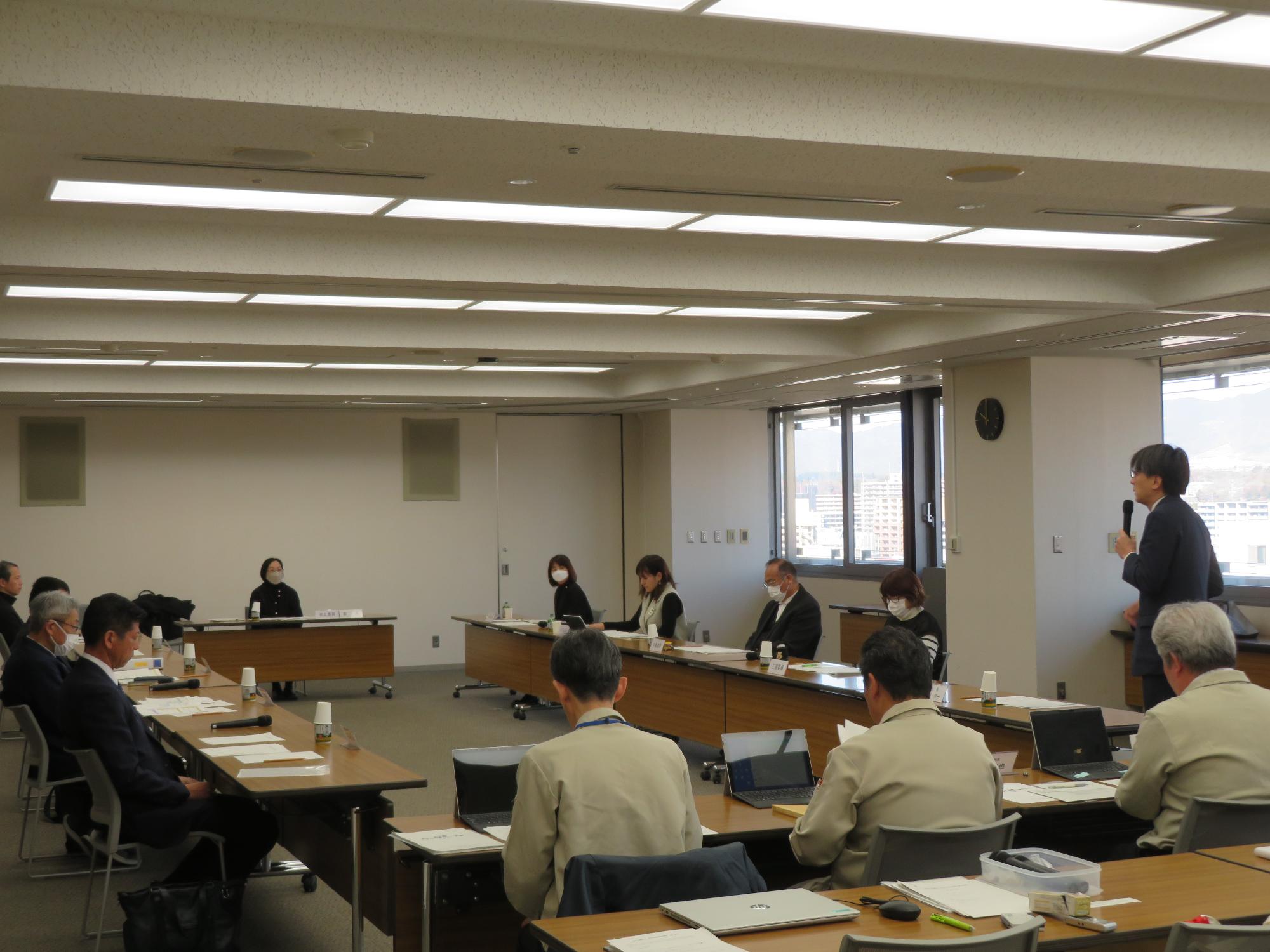 出席者の前であいさつをする市長の写真