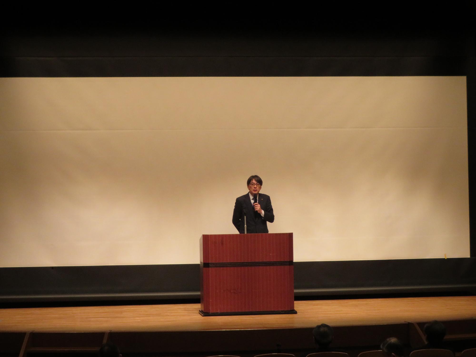 舞台上であいさつをする市長の写真