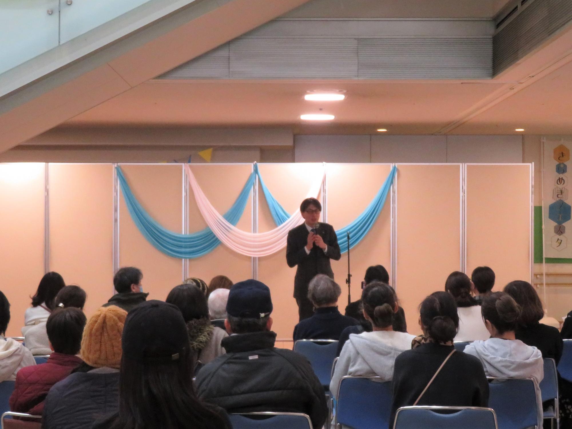 来場者の前であいさつをする市長の写真