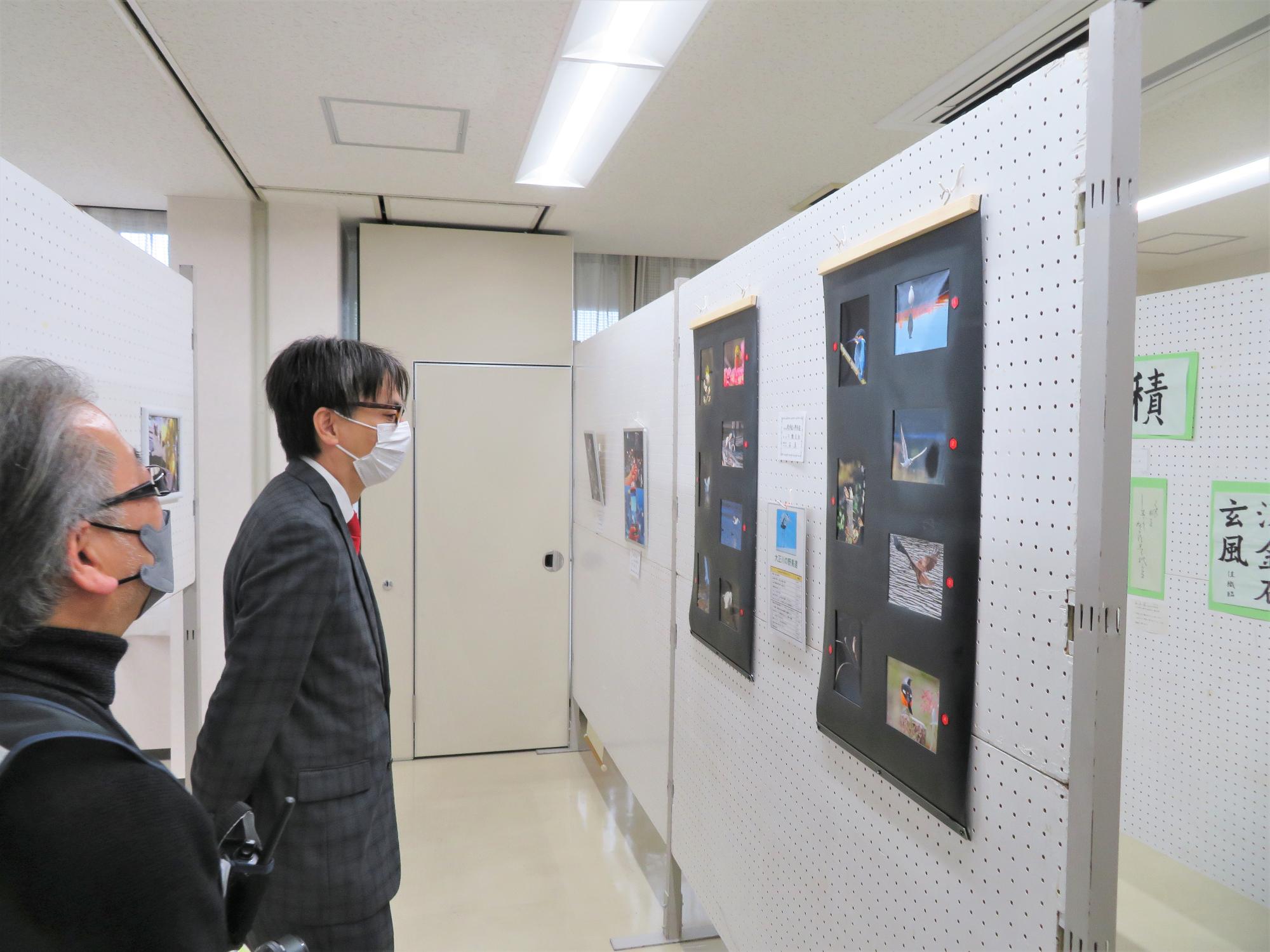 葦原公民館文化展にて展示作品を観る市長の写真
