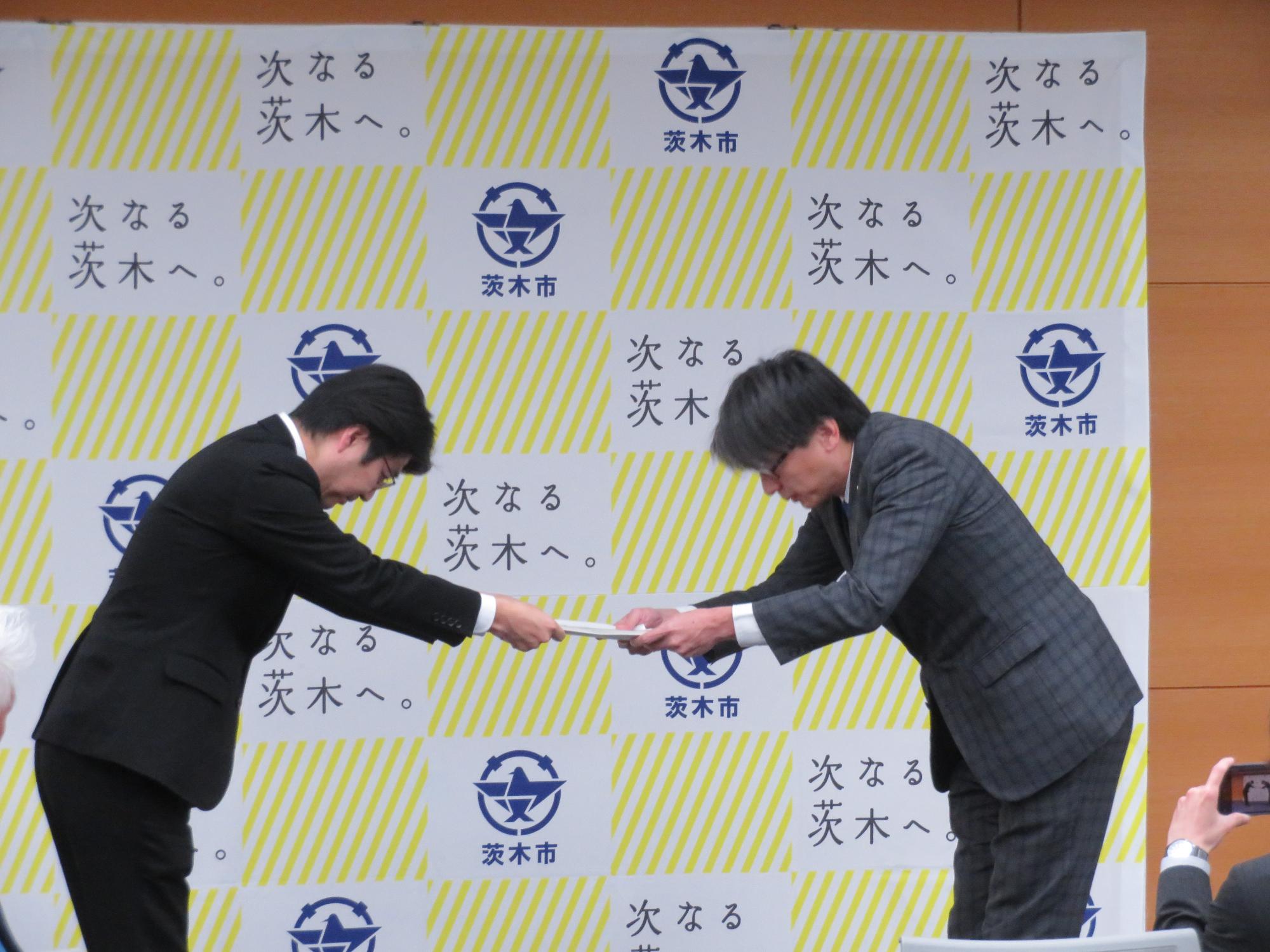 答申を受け取る市長の写真