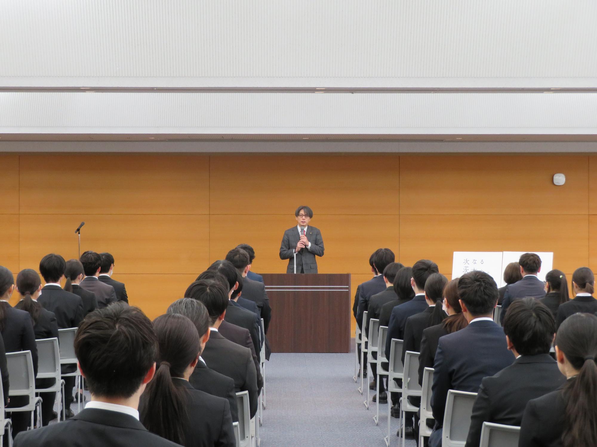 出席者の前であいさつをする市長の写真