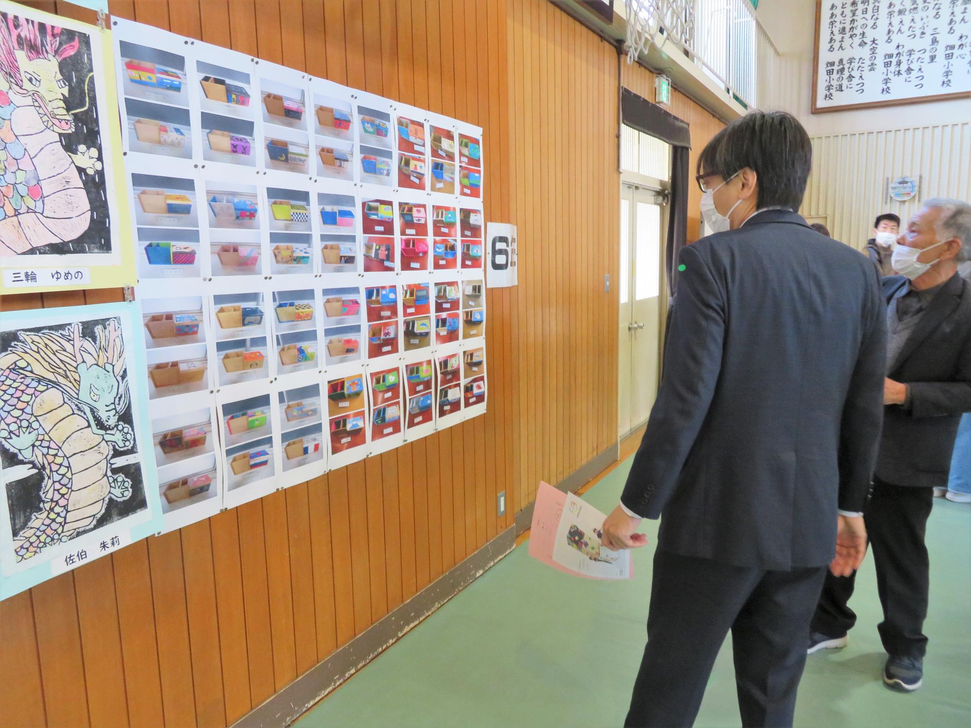 畑田地区文化展にて、展示作品を観る市長の写真