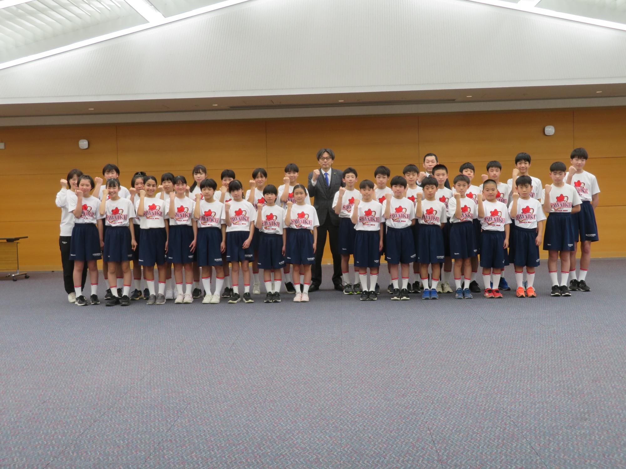 沢池ミニバスケットボールクラブチームの皆さんと市長の集合写真