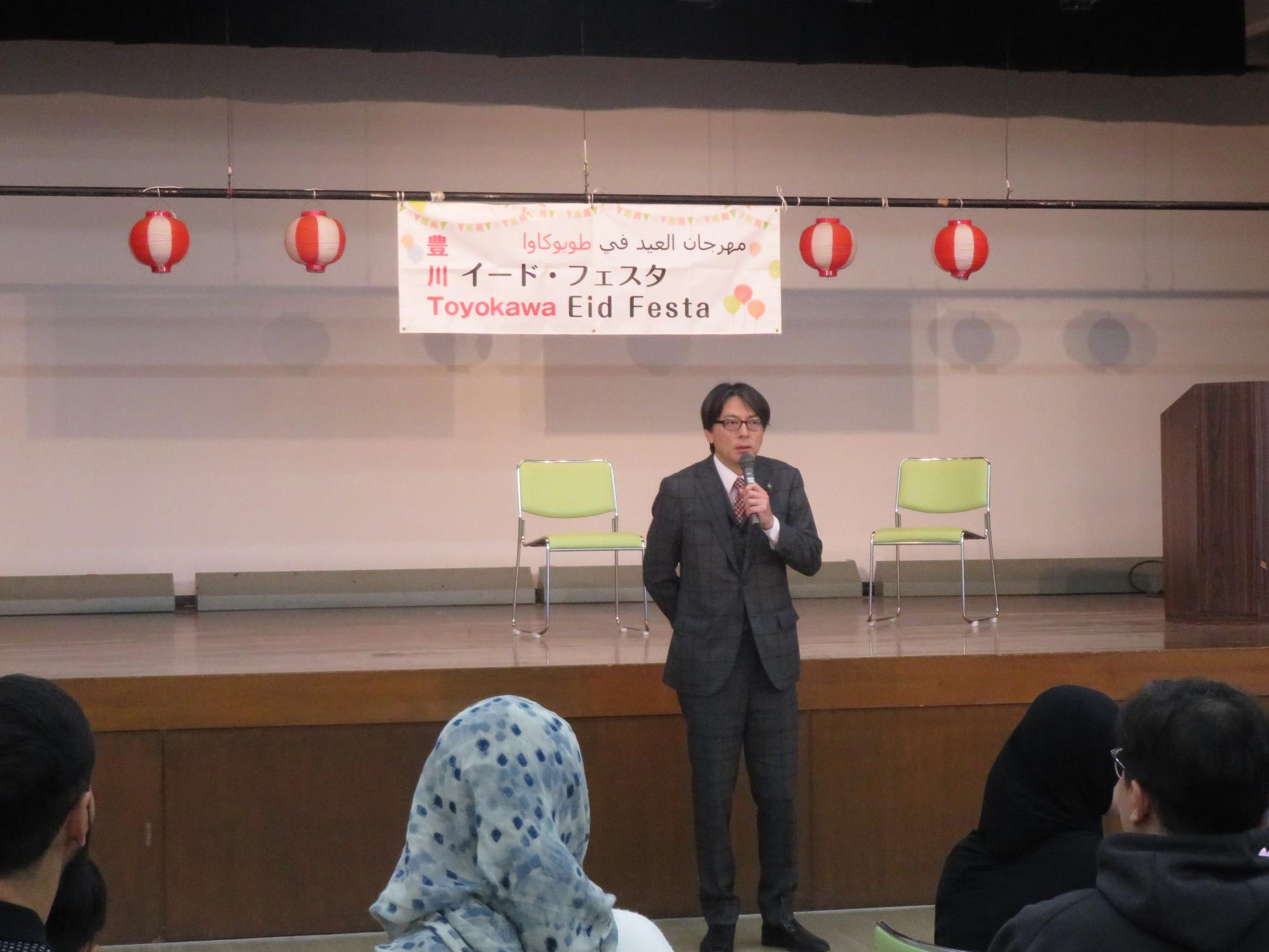来場者の前であいさつをする市長の写真