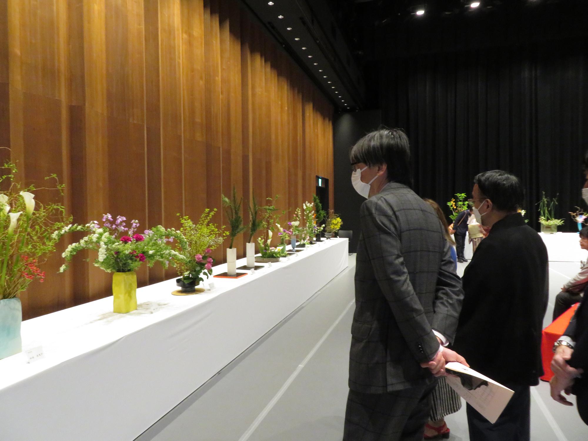 展示を見る市長の写真