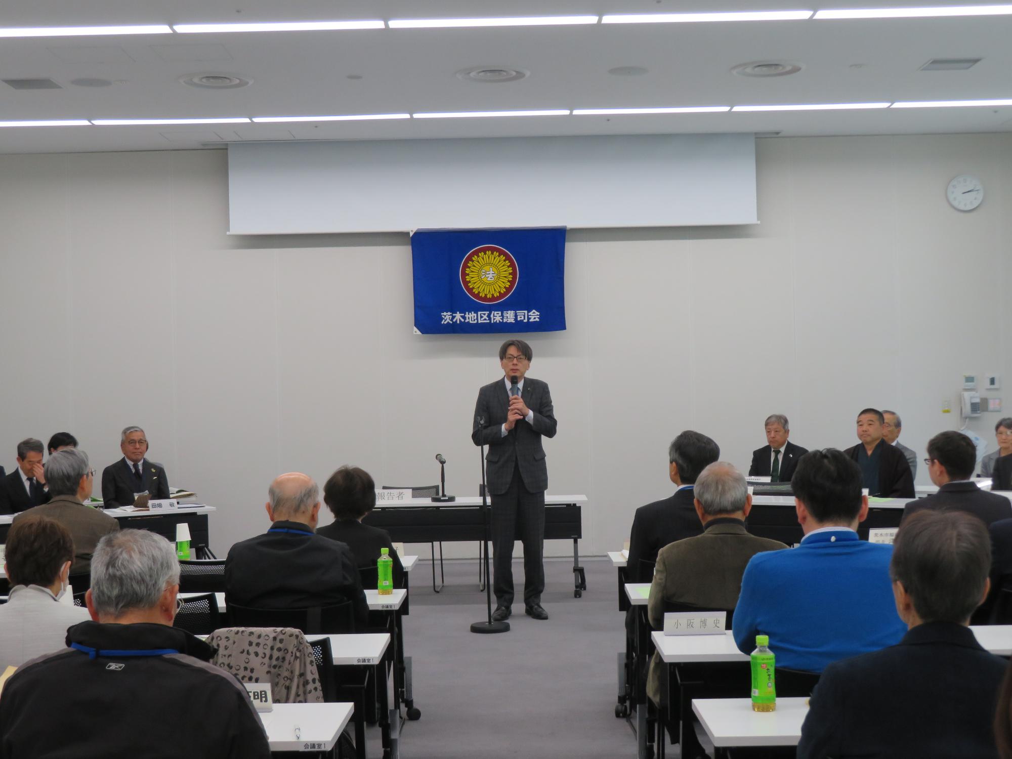 出席者の前であいさつをする市長の写真
