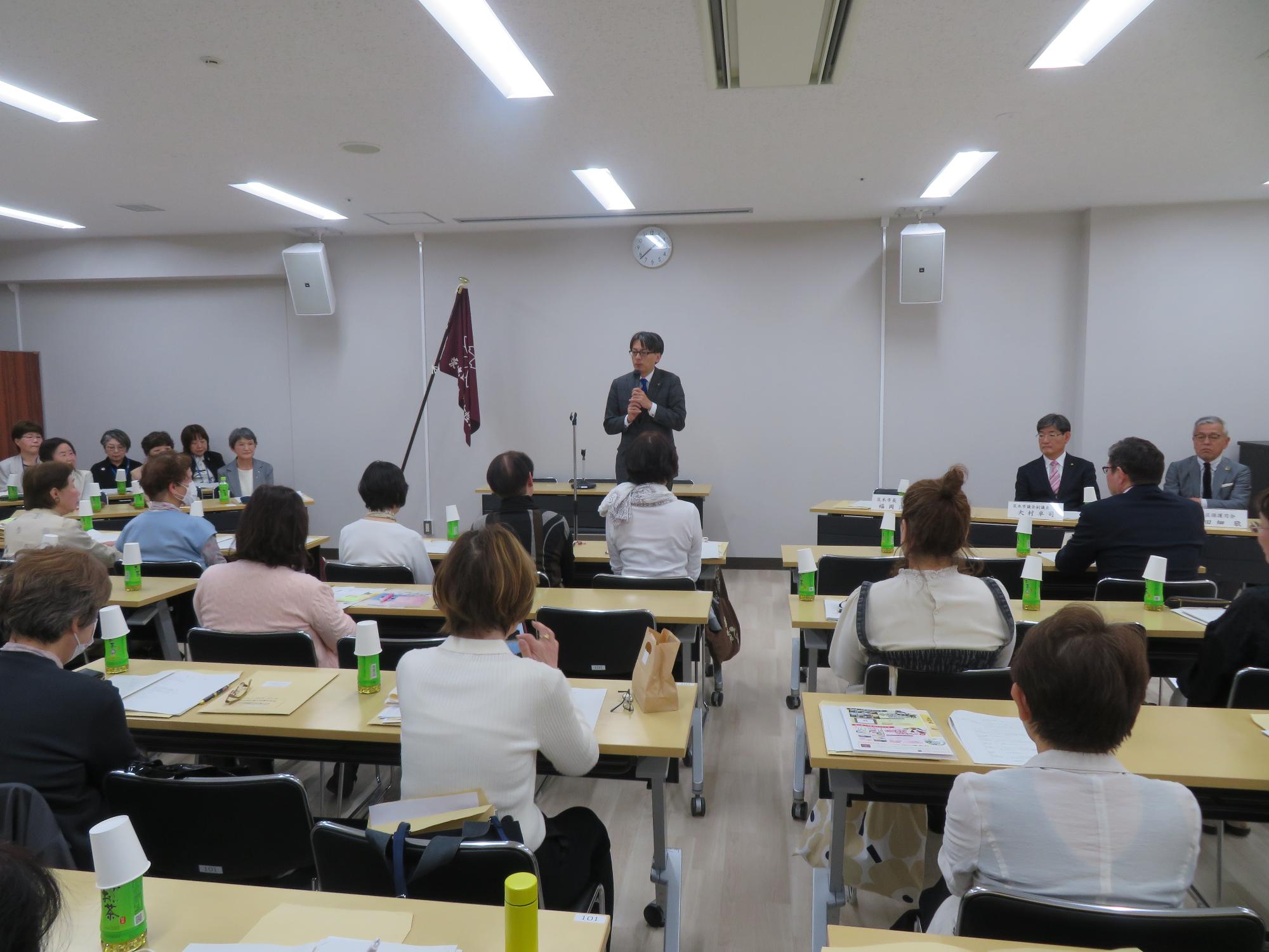 出席者の前であいさつをする市長の写真
