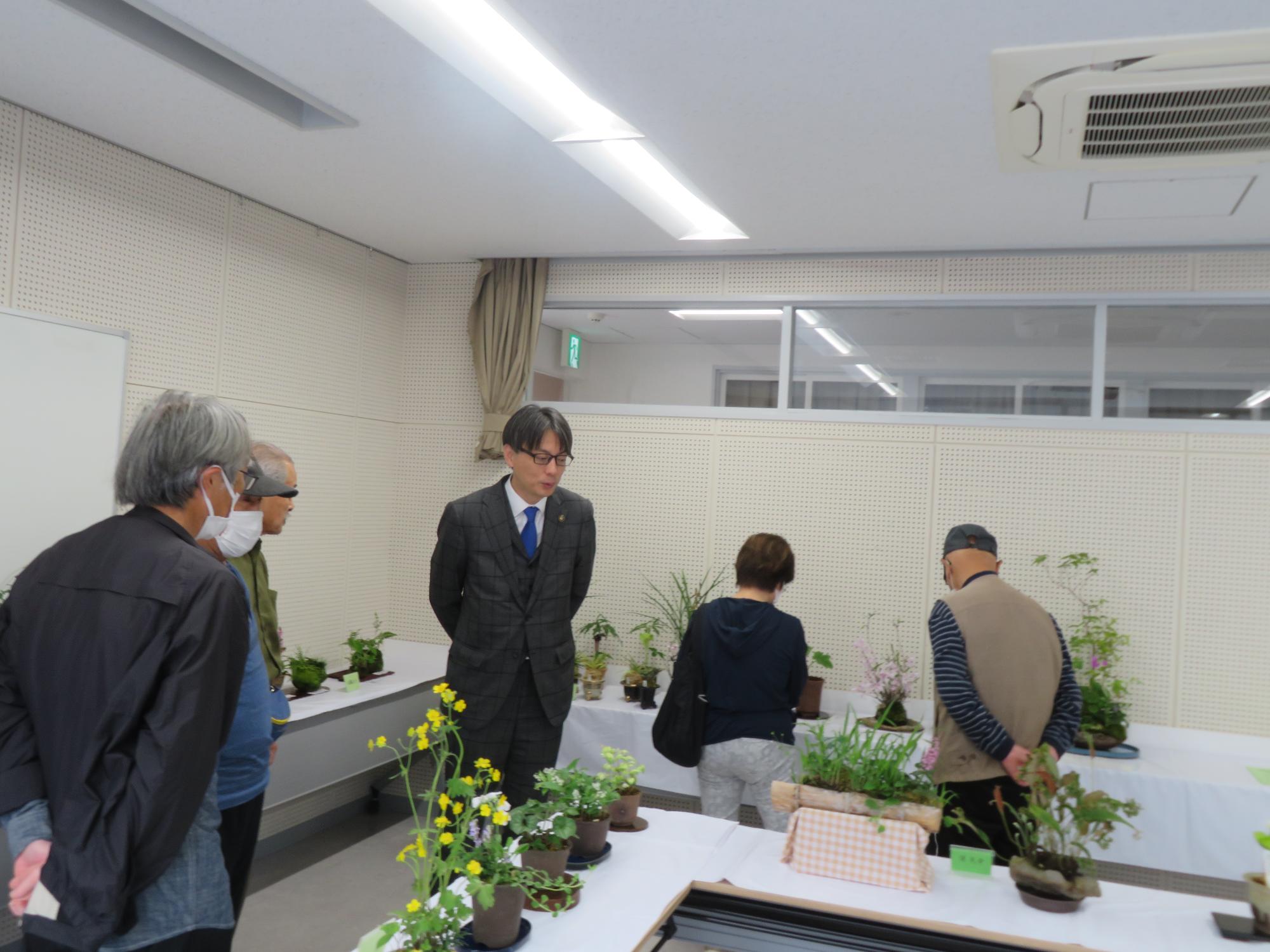 展示を見る市長の写真