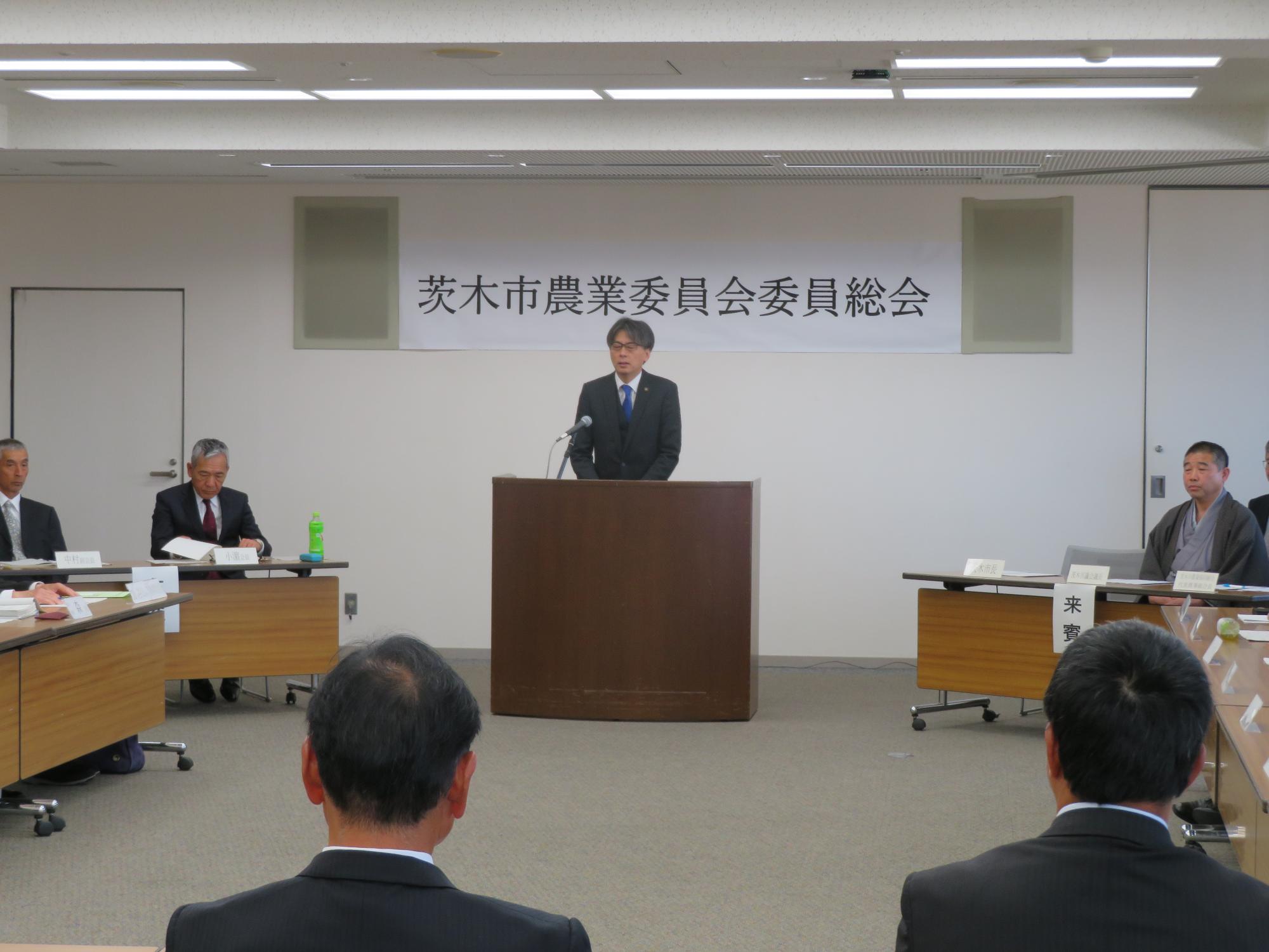 出席者の前であいさつをする市長の写真