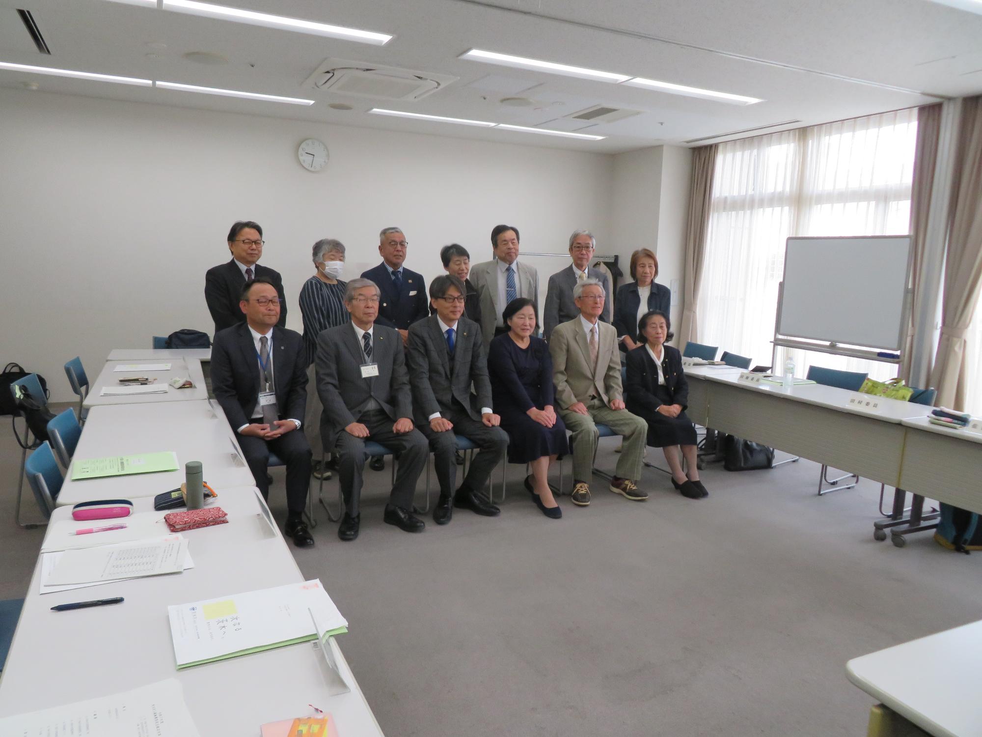人権擁護委員の皆さんと市長の集合写真