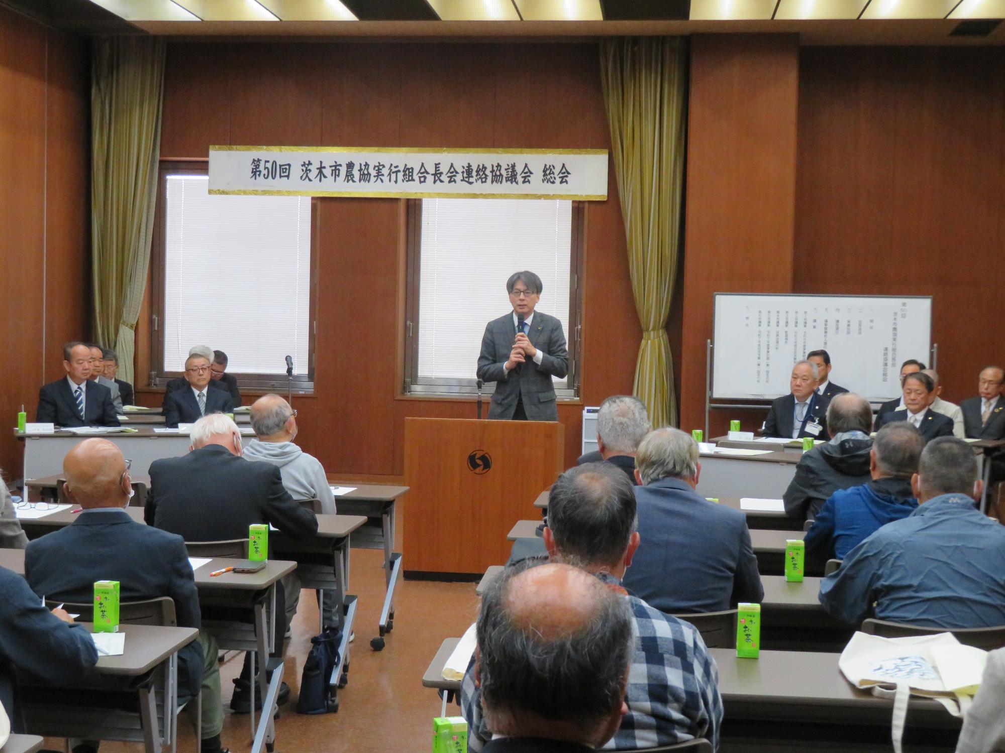 出席者の前であいさつをする市長の写真