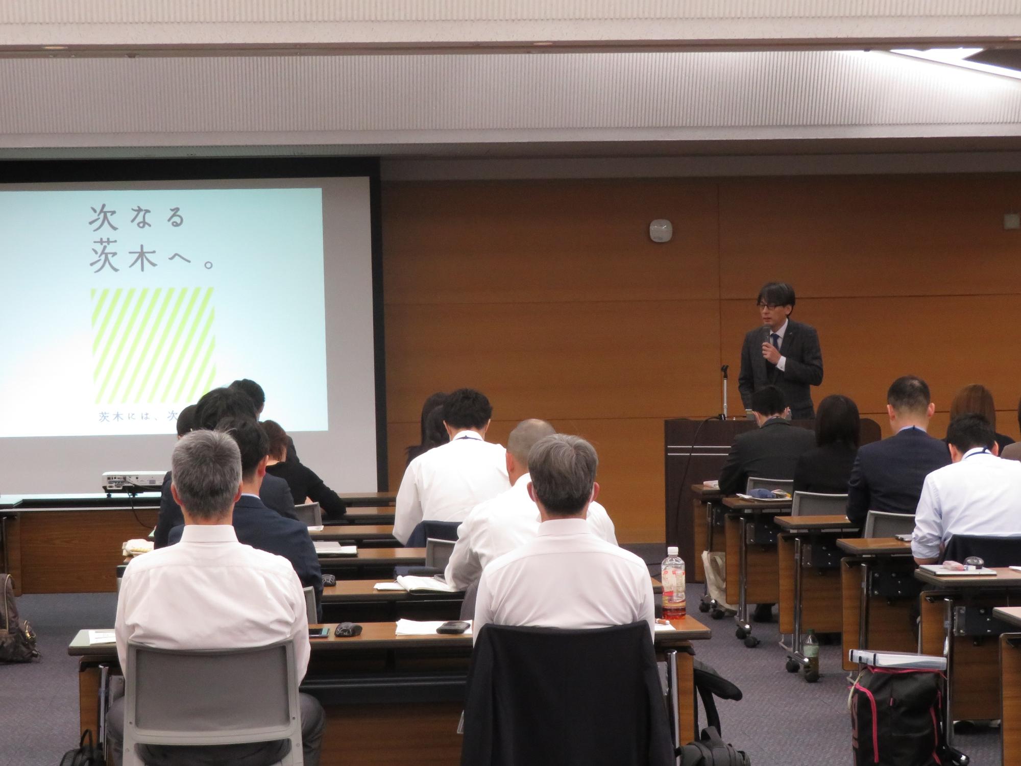 参加者の前で講話をする市長の写真