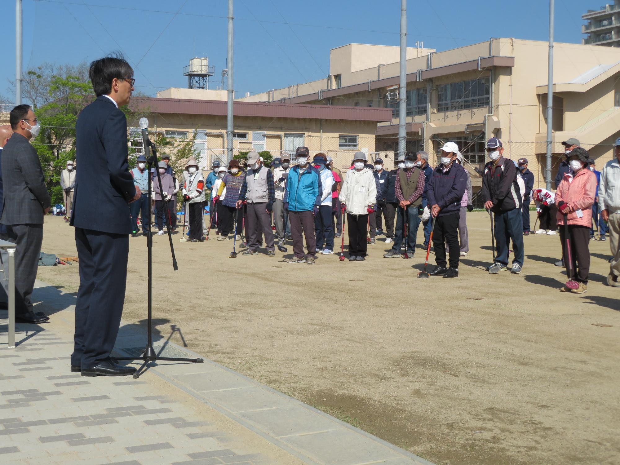 皆さんの前であいさつをする市長の写真