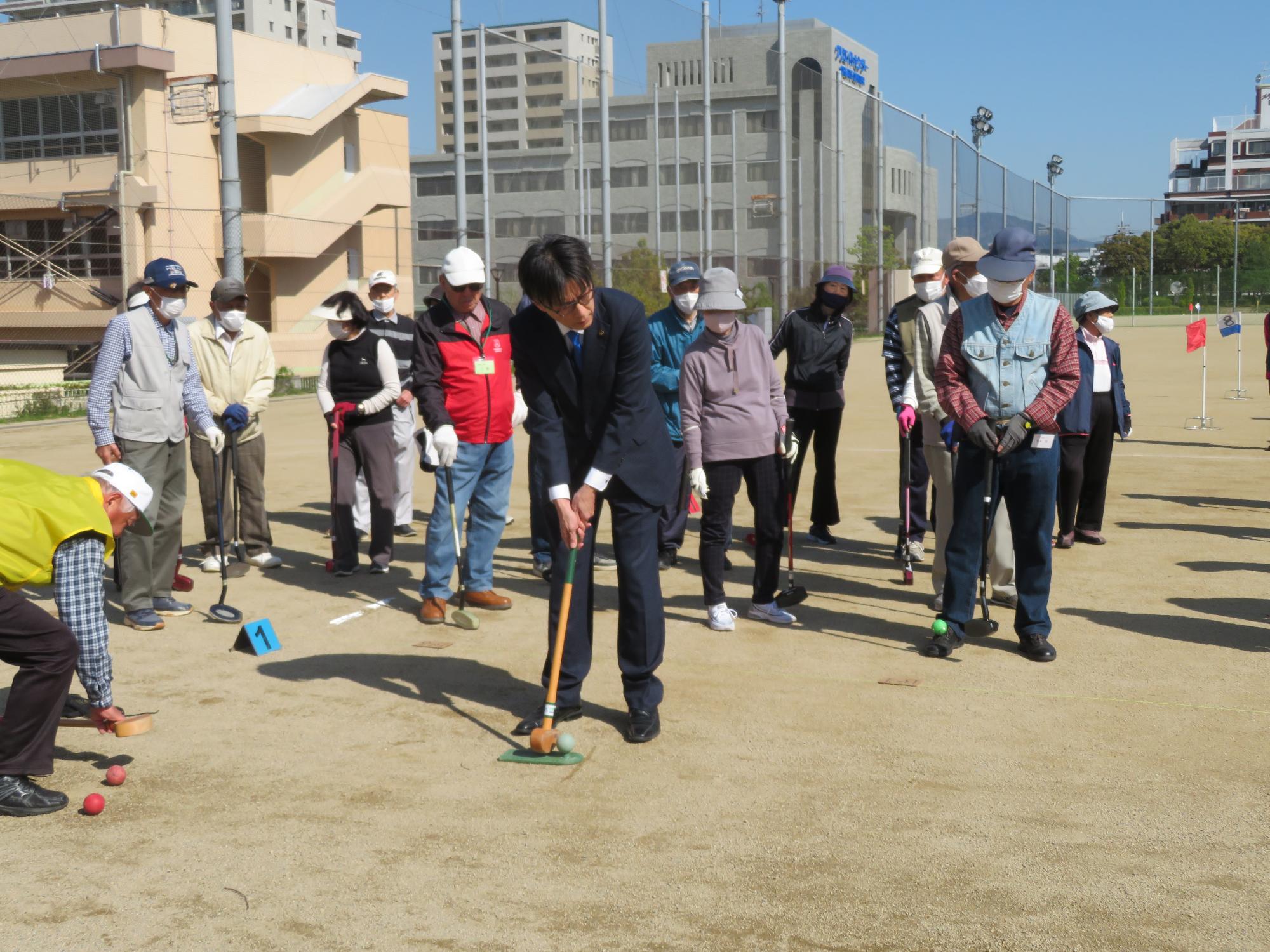 始球式を務める市長の写真