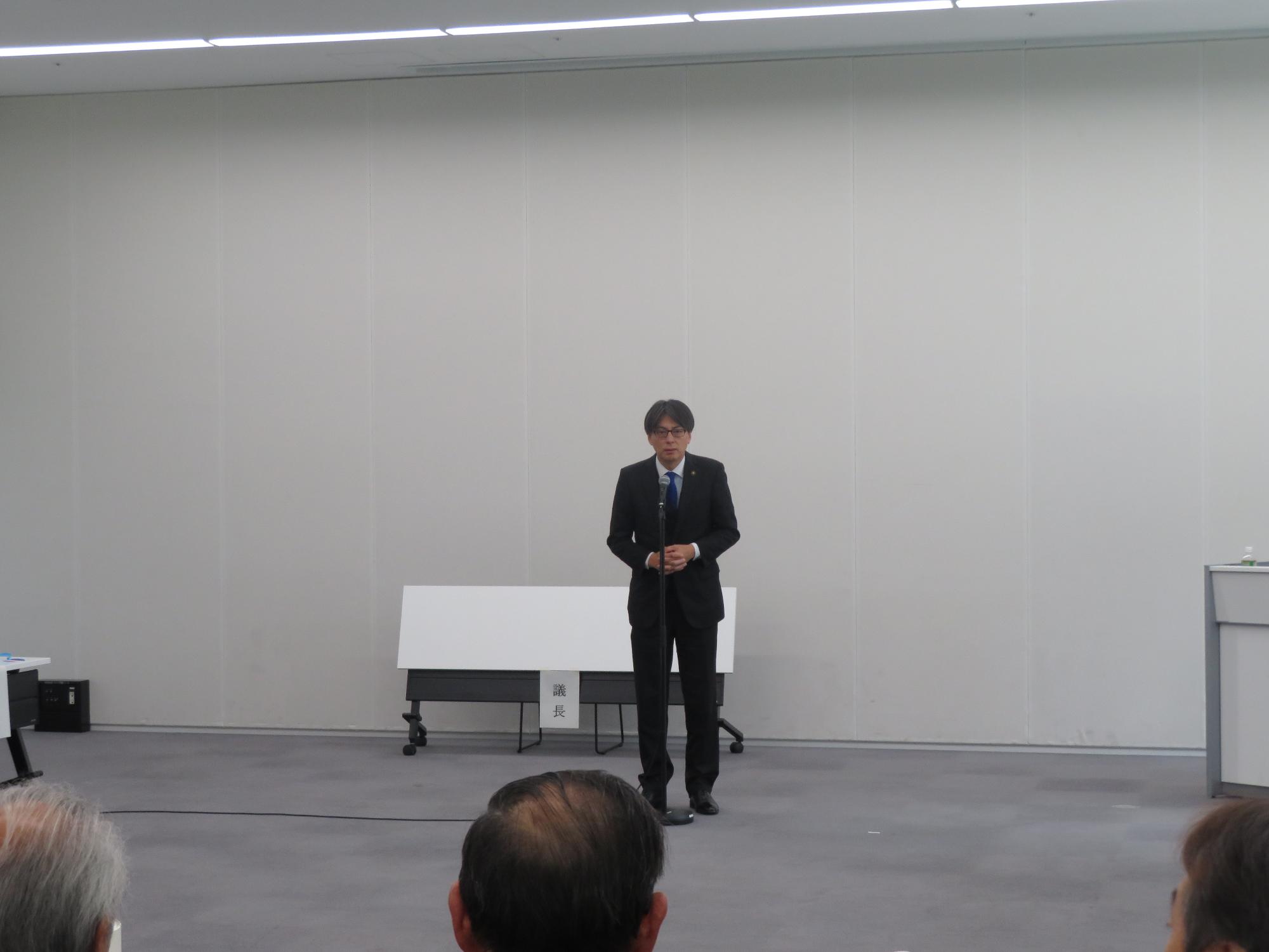 出席者の前であいさつをする市長の写真