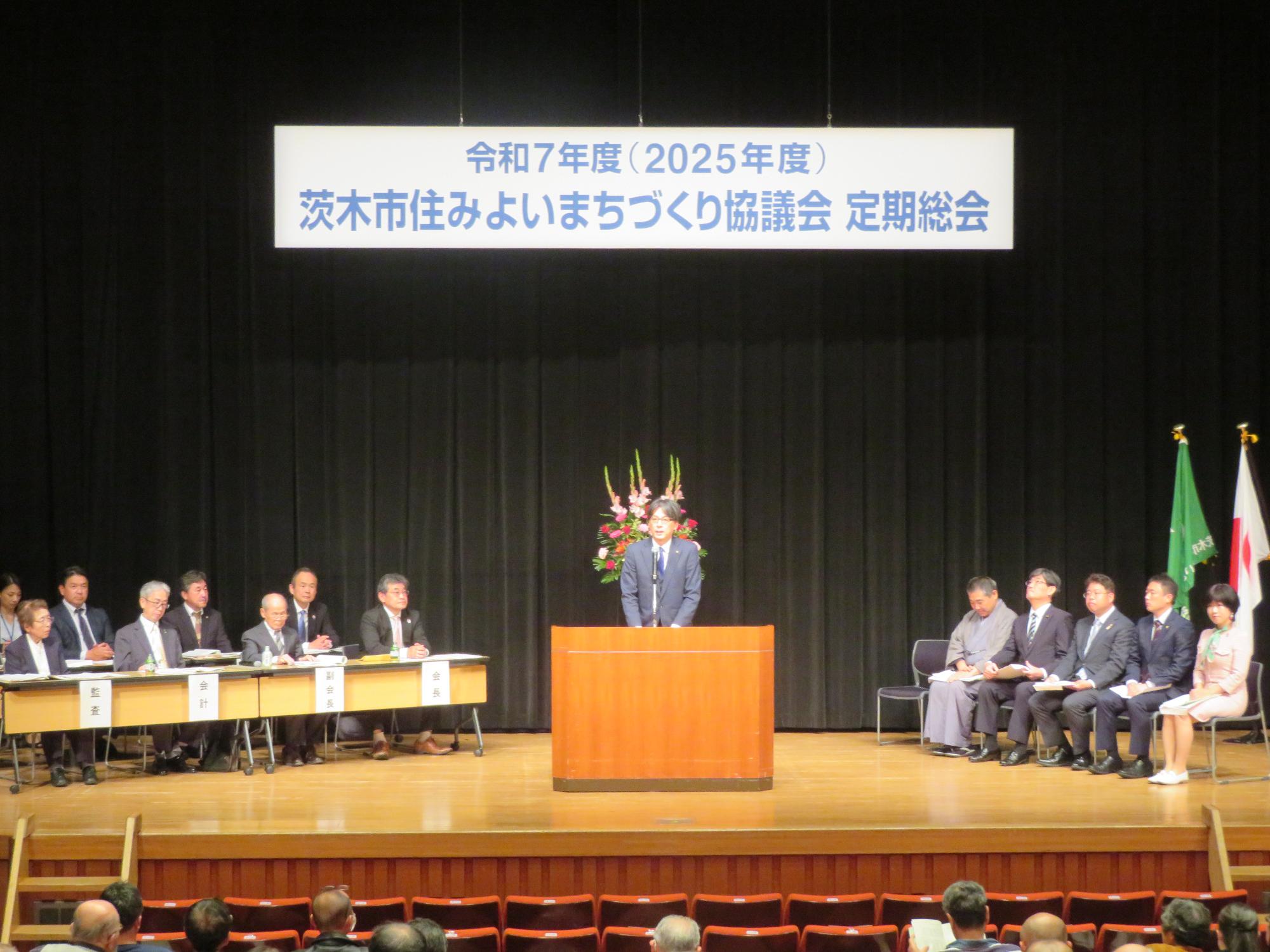 舞台上であいさつをする市長の写真