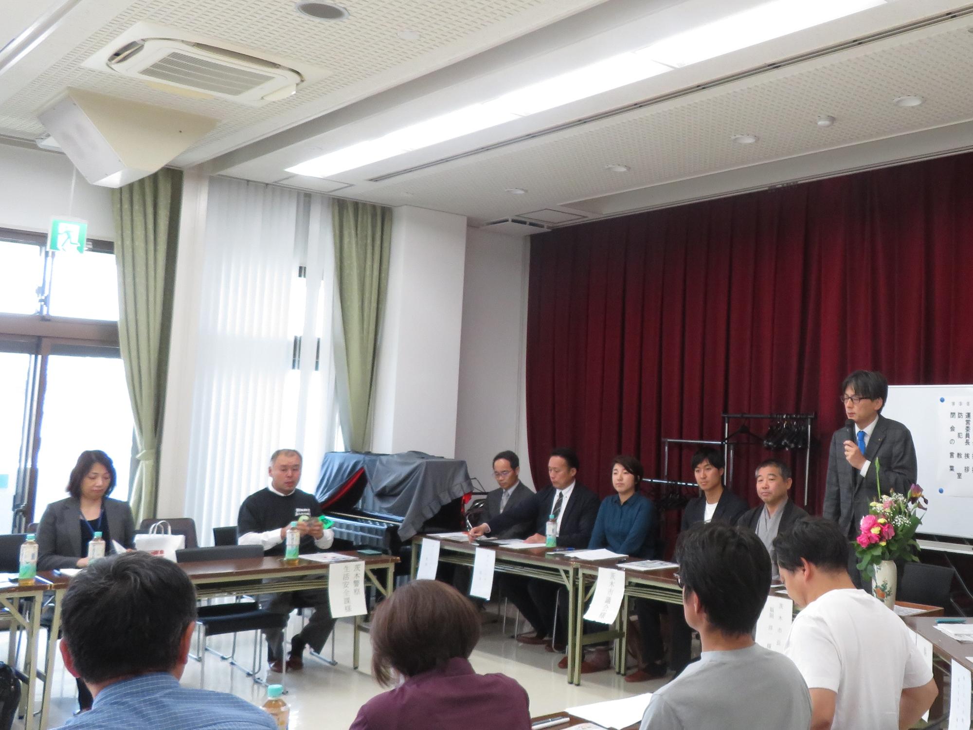 出席者の前であいさつをする市長の写真