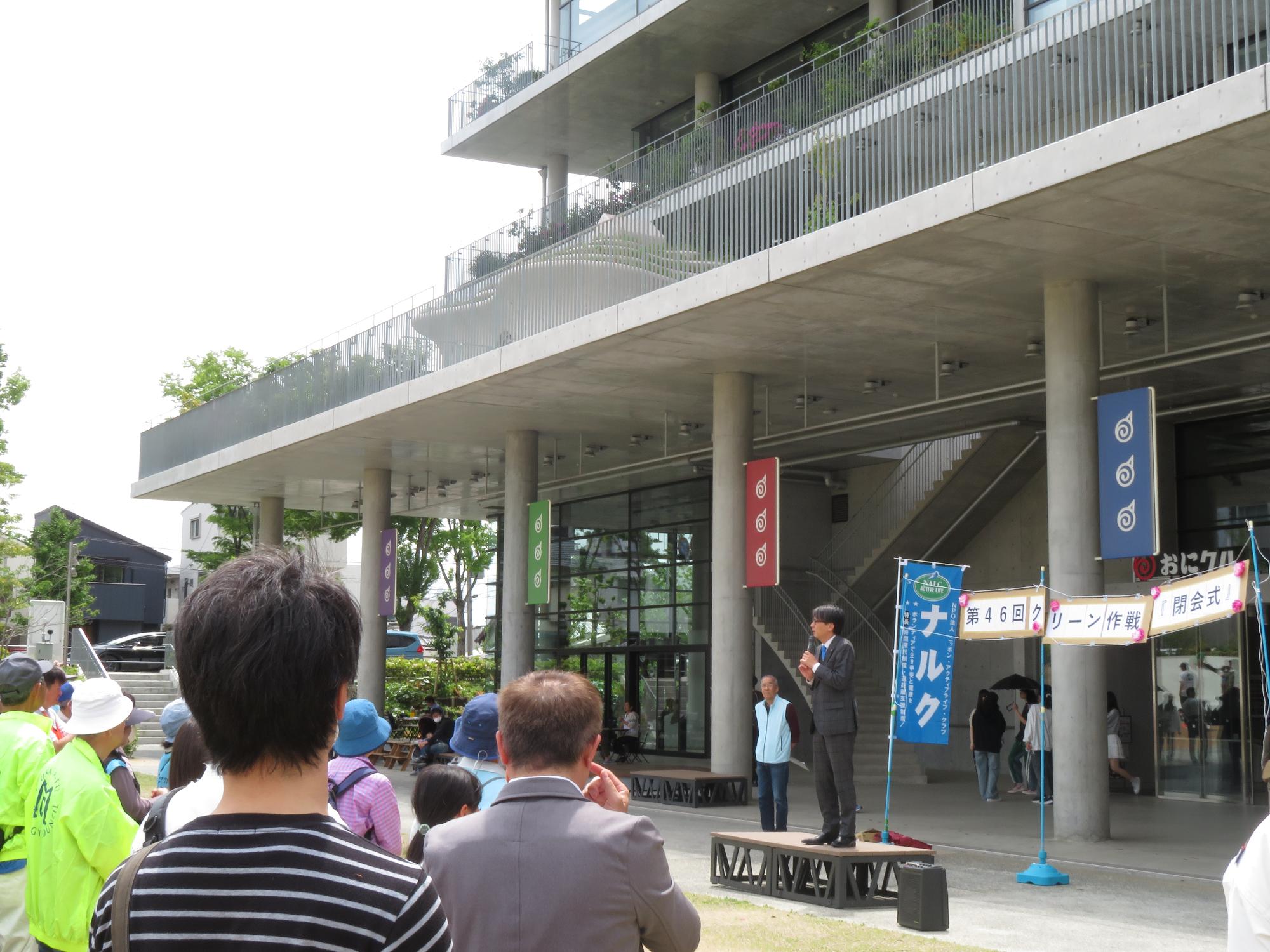 参加者の前であいさつをする市長の写真