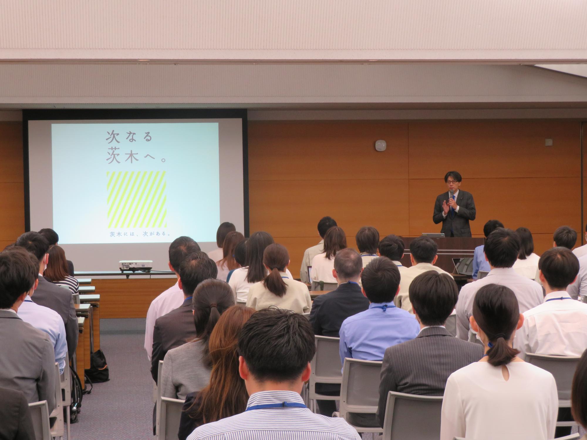 出席者の前で講話をする市長の写真