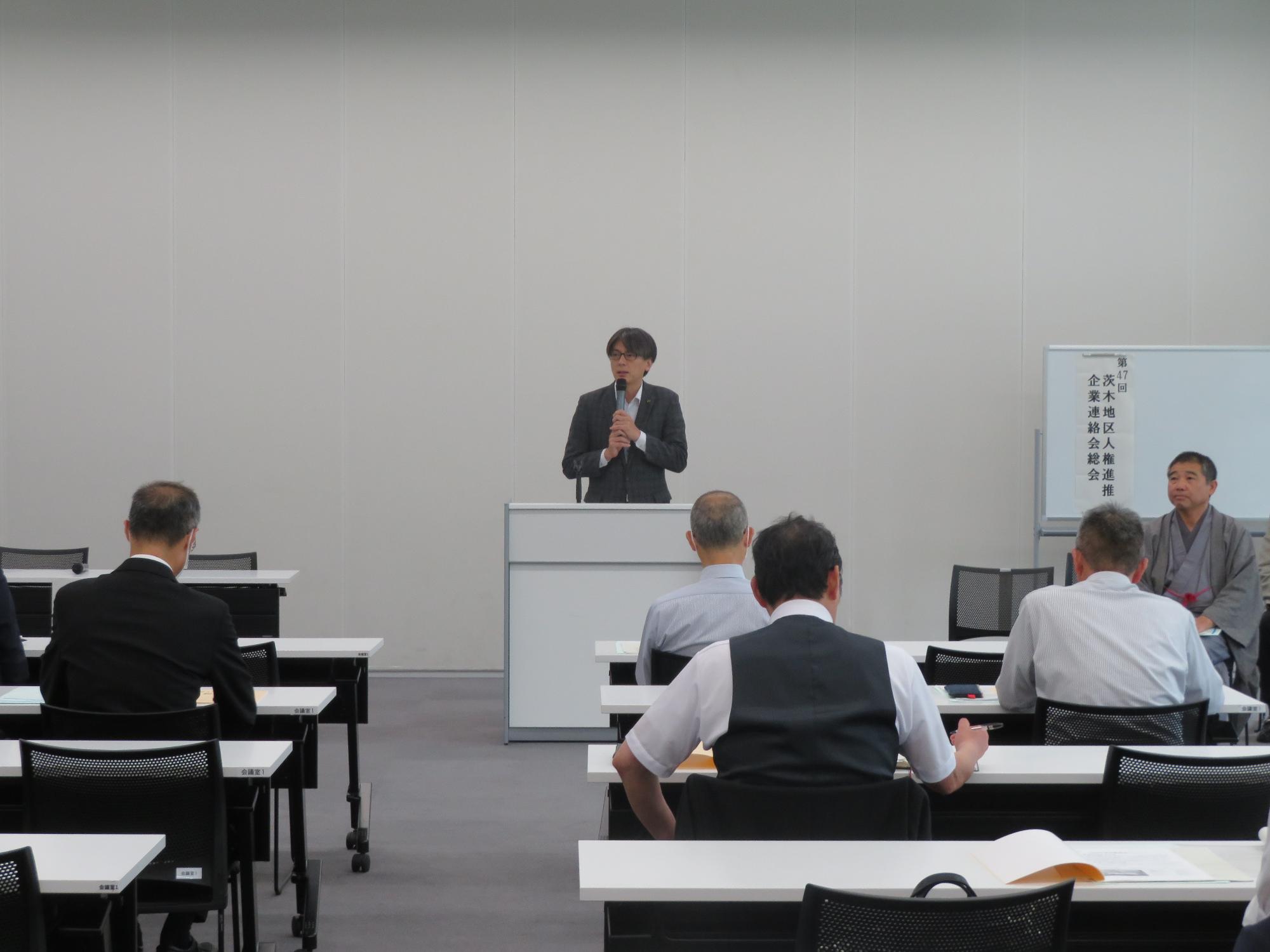 出席者の前であいさつをする市長の写真