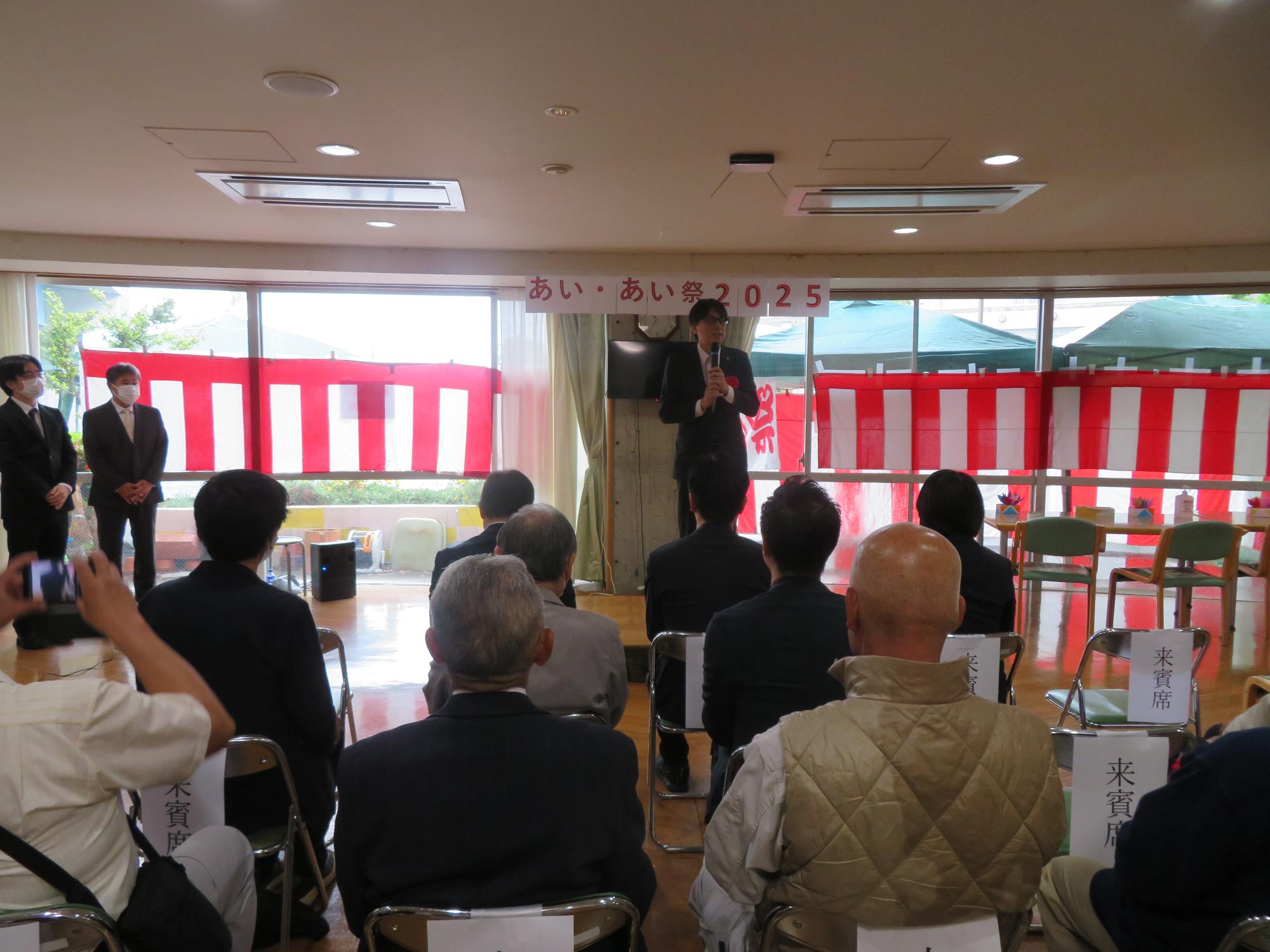 来場者の前であいさつをする市長の写真