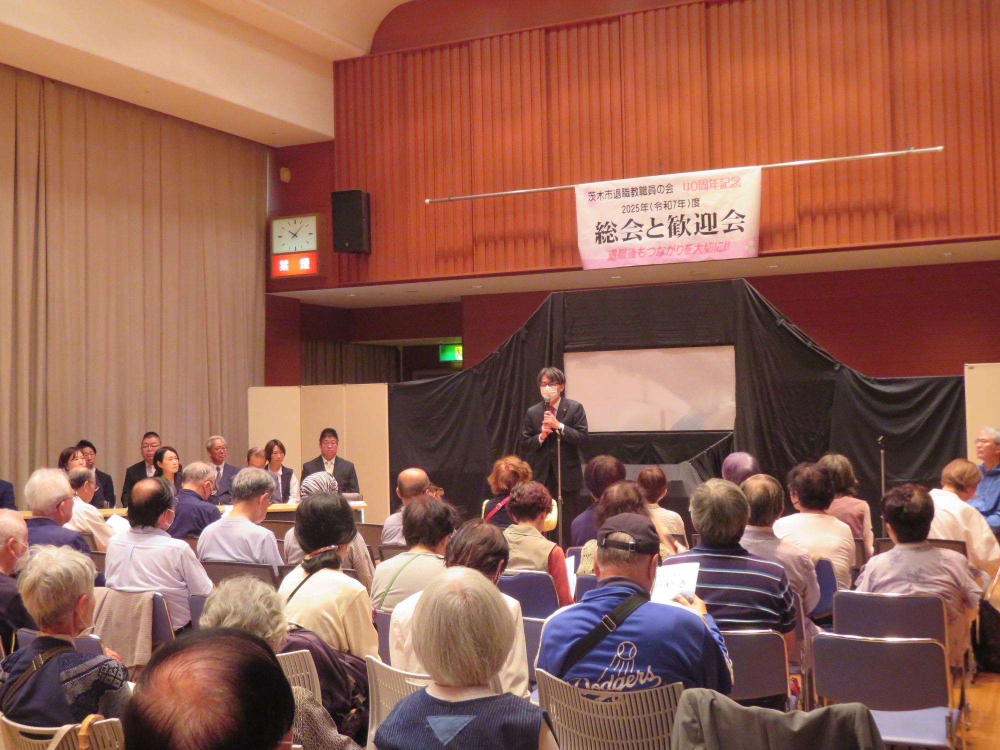 出席者の前であいさつをする市長の写真