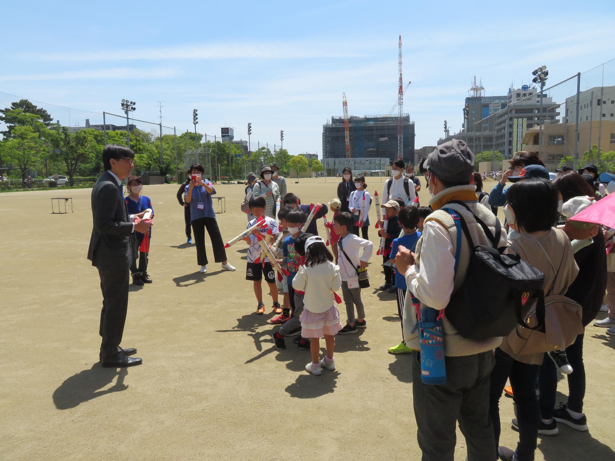 市民の皆さんと交流をする市長の写真