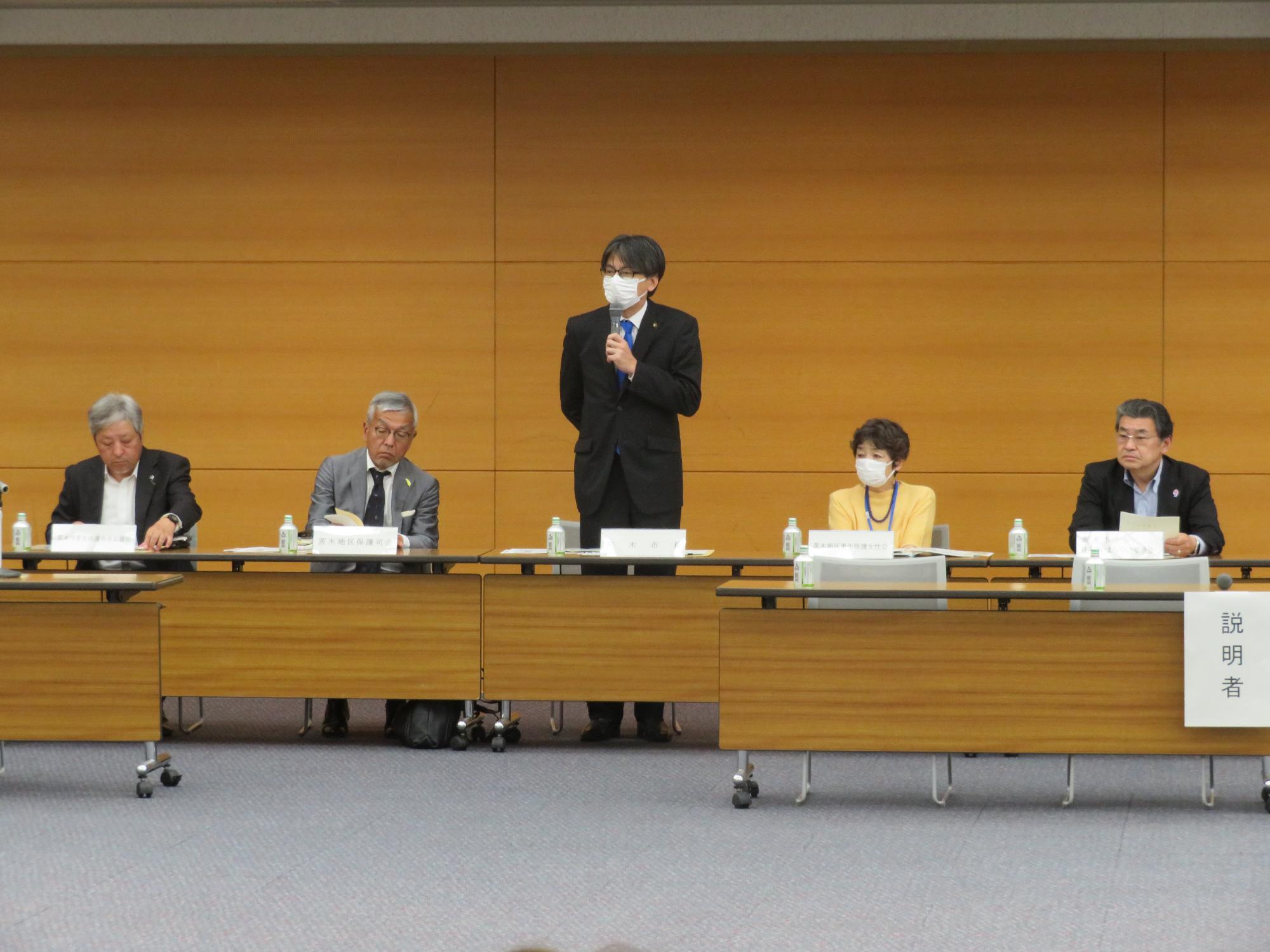 出席者の前であいさつをする市長の写真