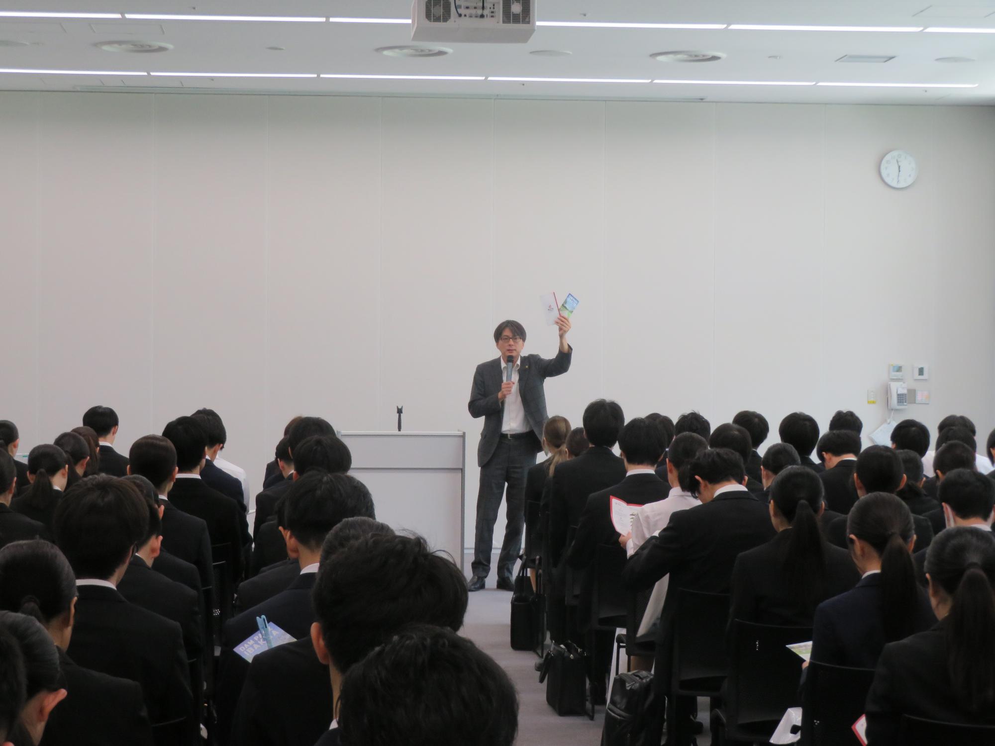 参加者の前で講話をする市長の写真