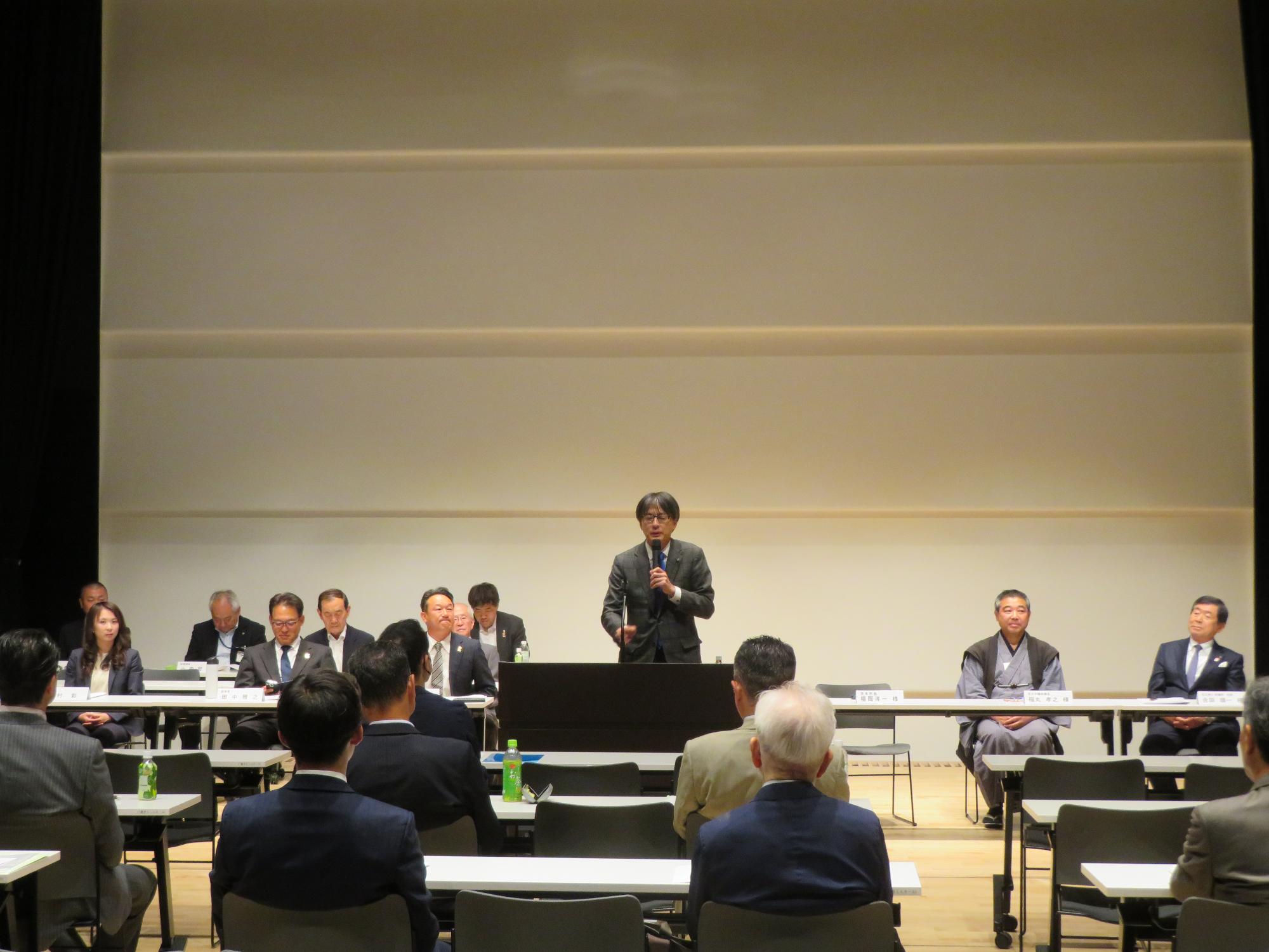 出席者の前であいさつをする市長の写真