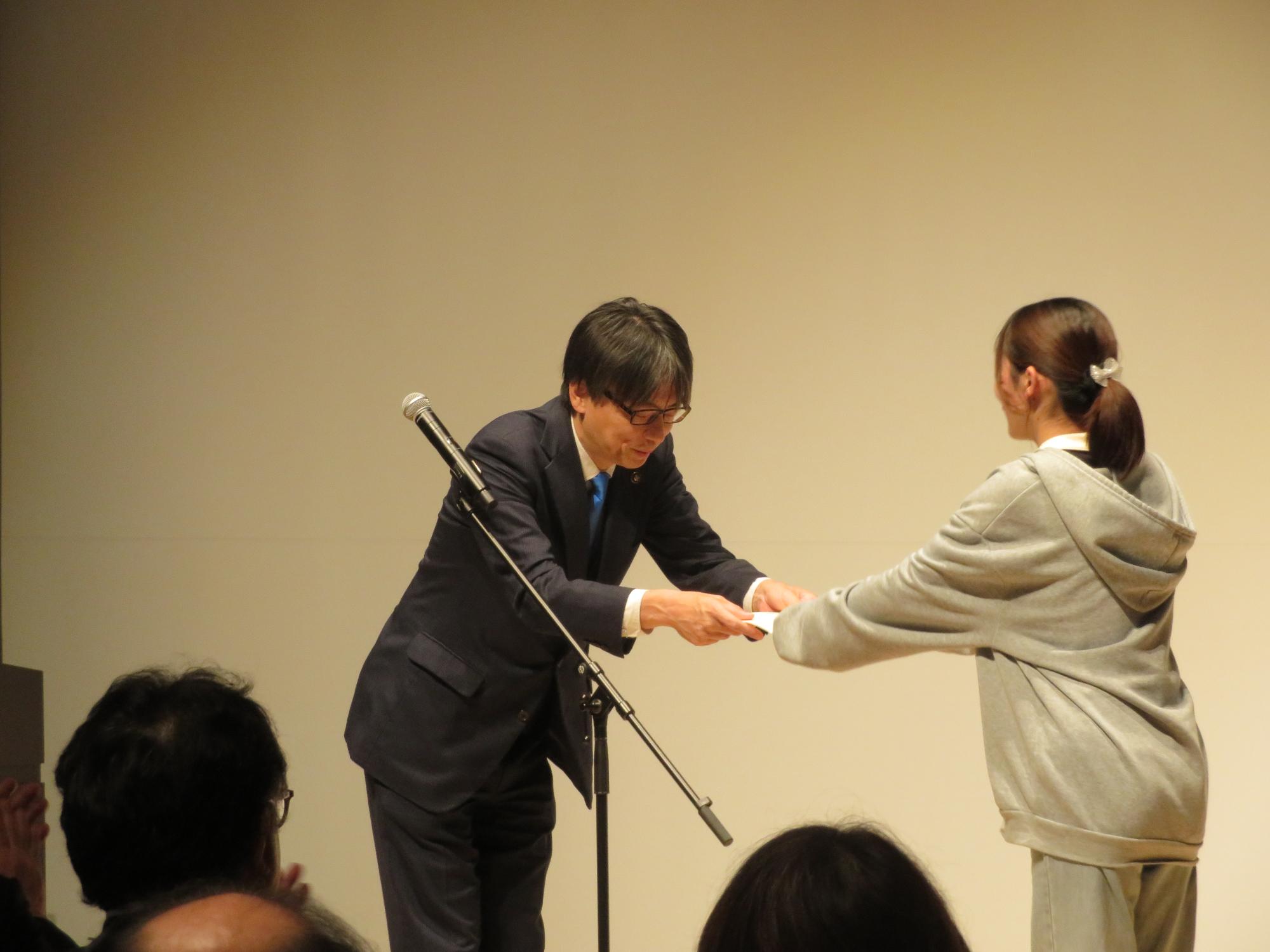 賞状を授与する市長の写真