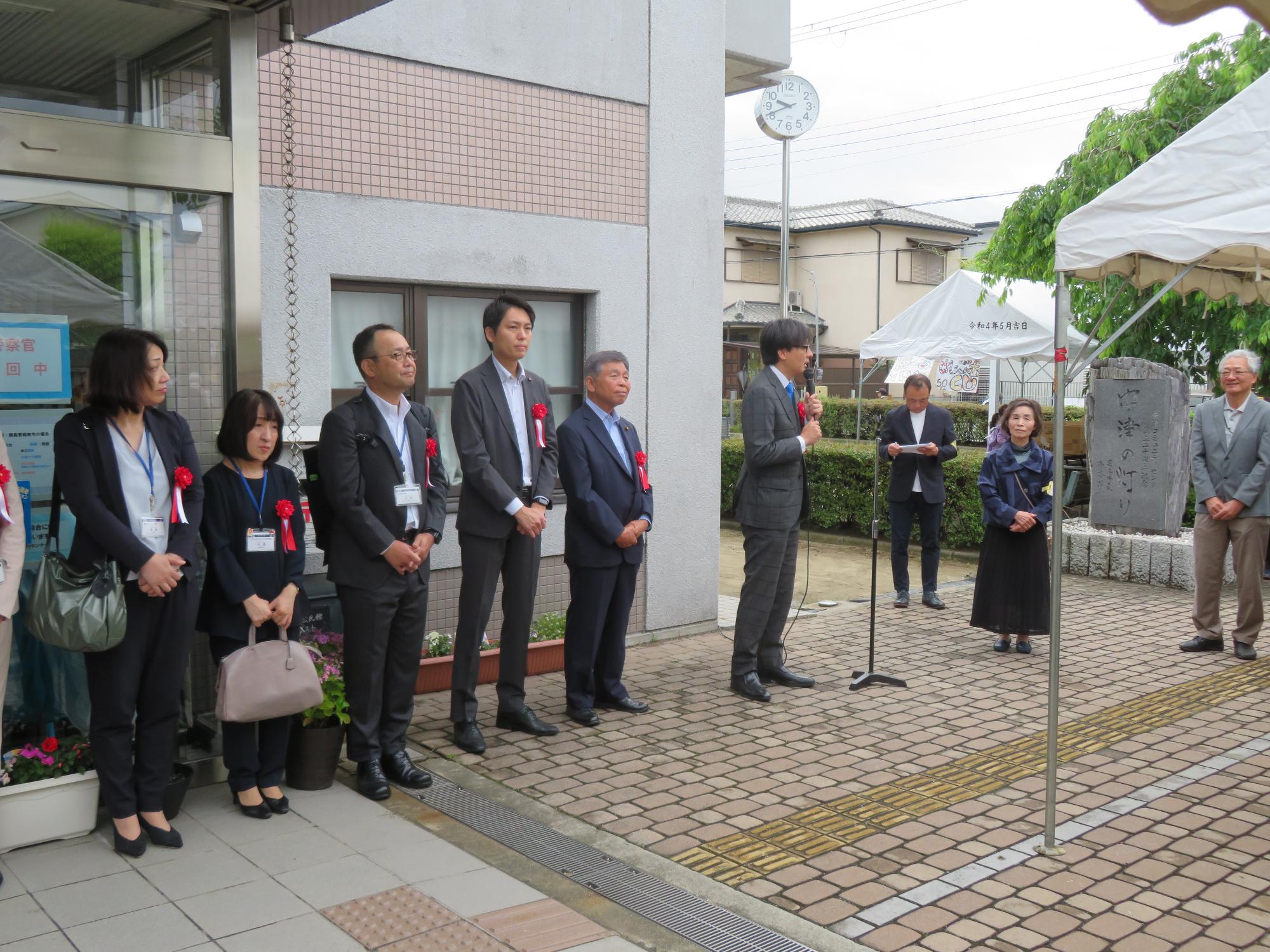 来場者の前であいさつをする市長の写真