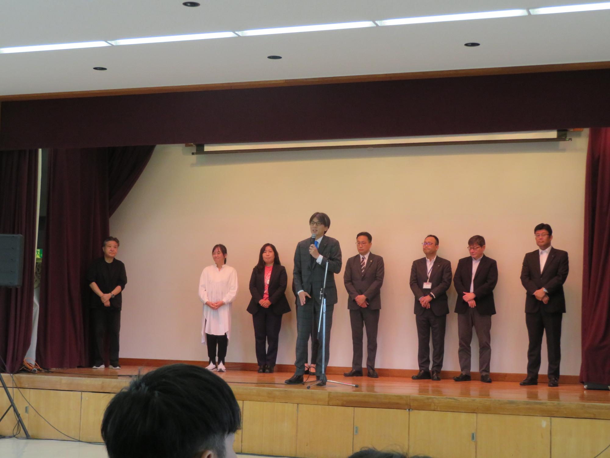 舞台上であいさつをする市長の写真
