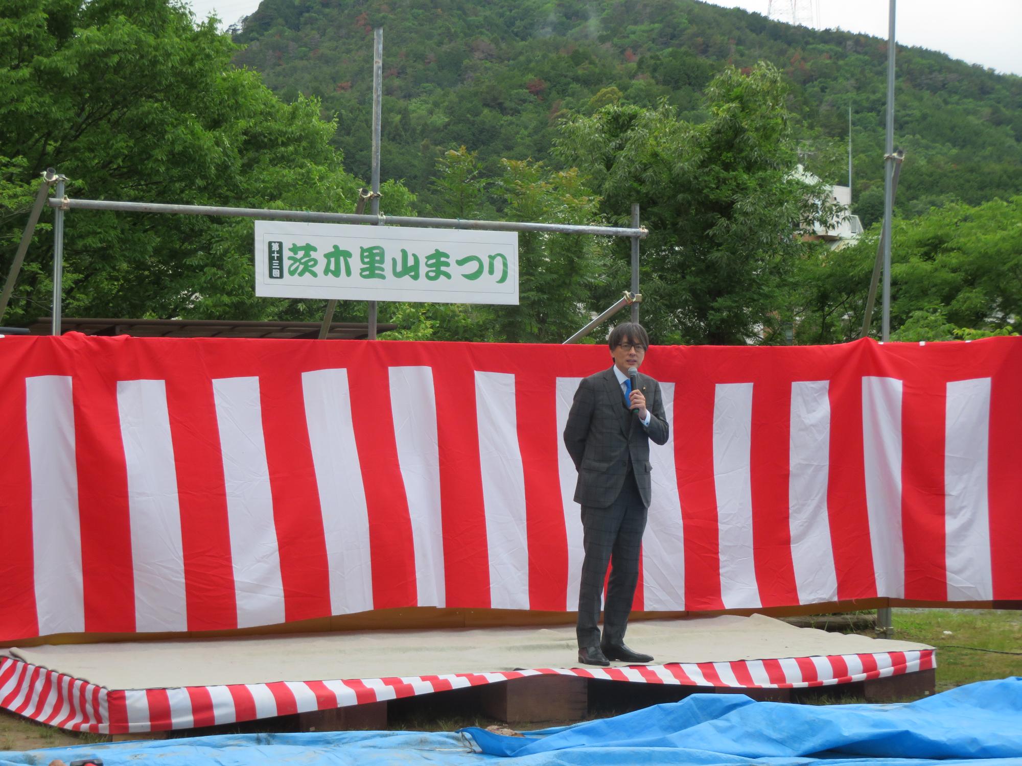 来場者の前であいさつをする市長の写真