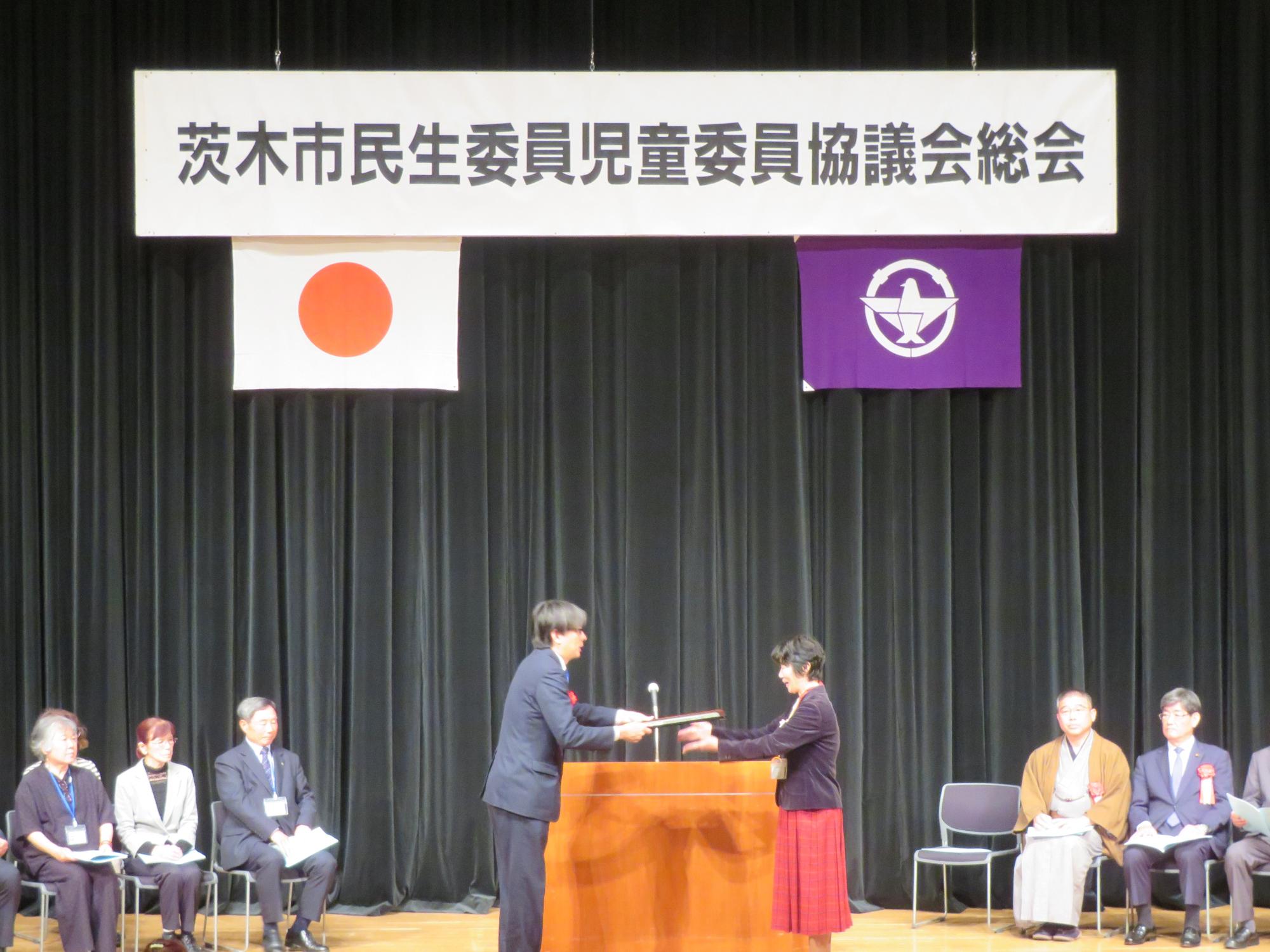 感謝状を贈呈する市長の写真