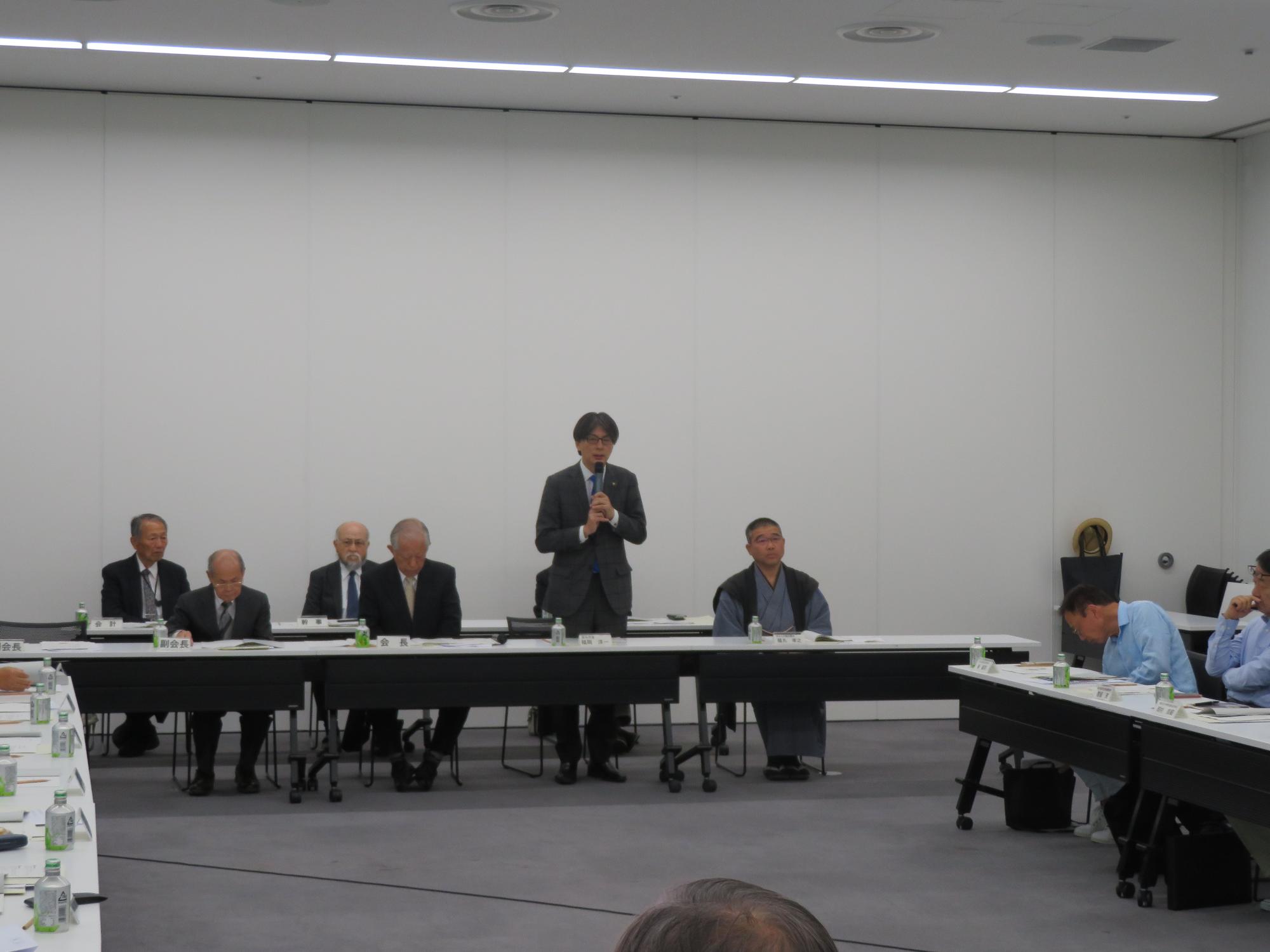 出席者の前であいさつをする市長の写真