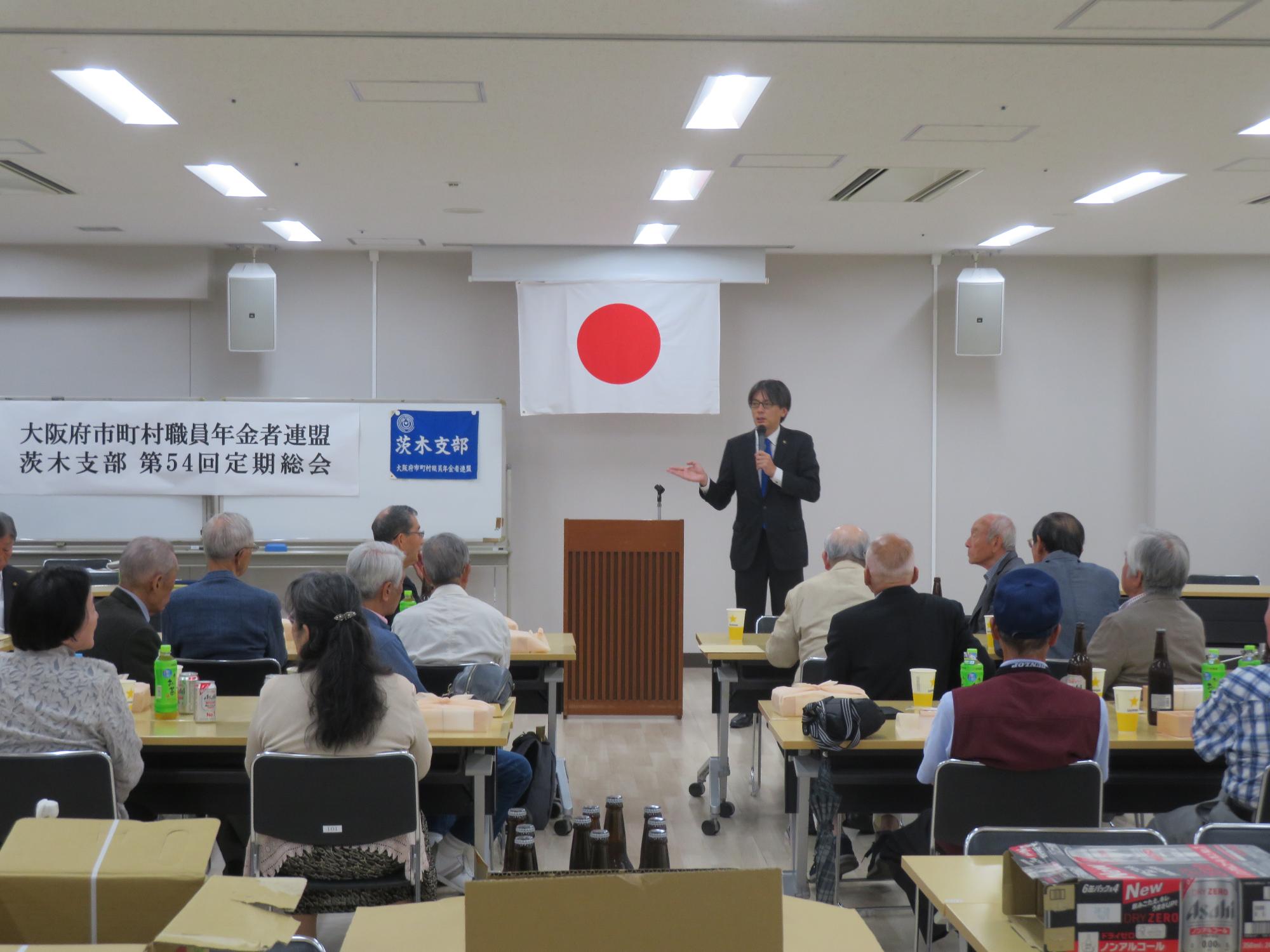 出席者の前であいさつをする市長の写真