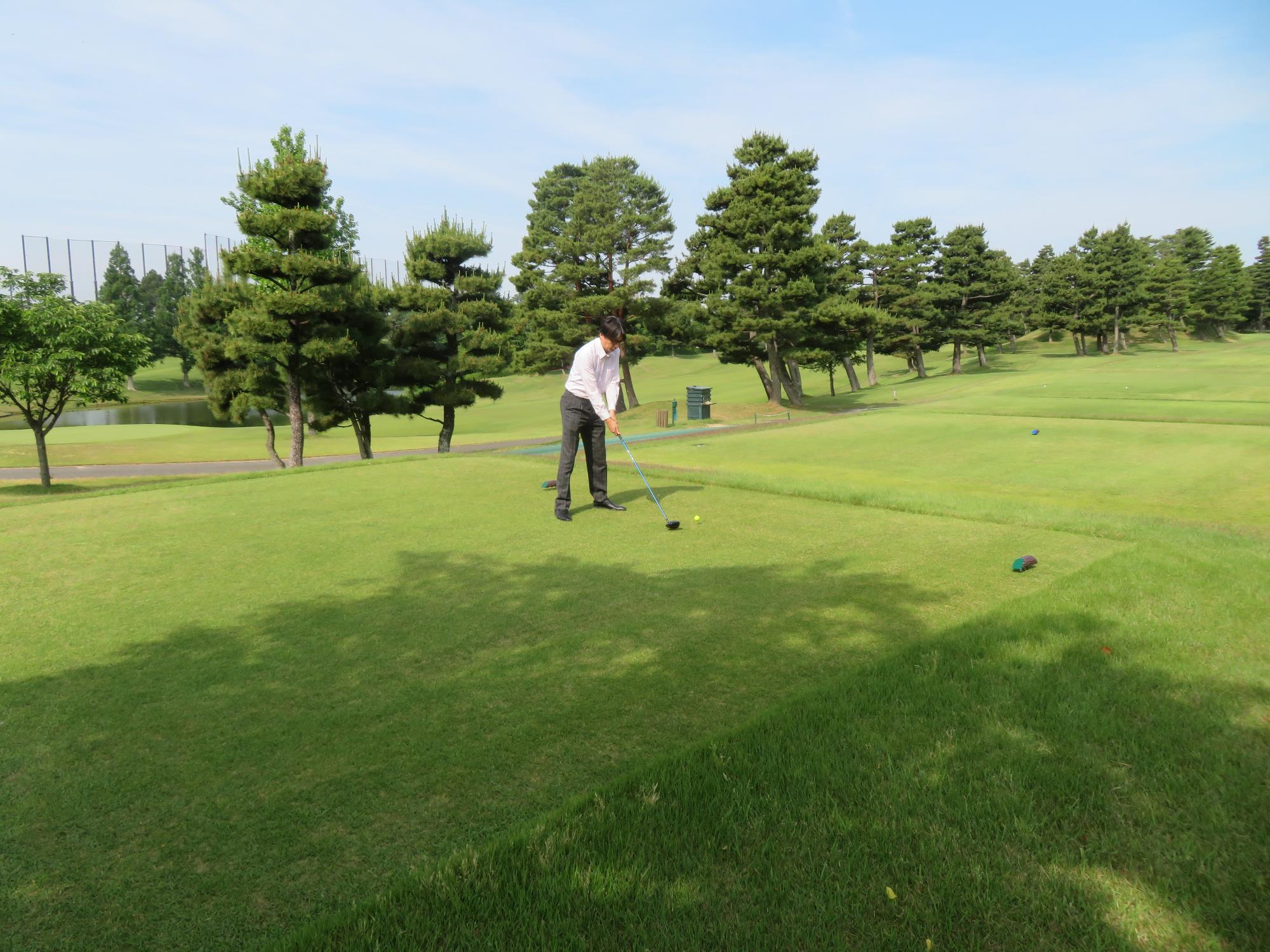 始球式を行う市長の写真