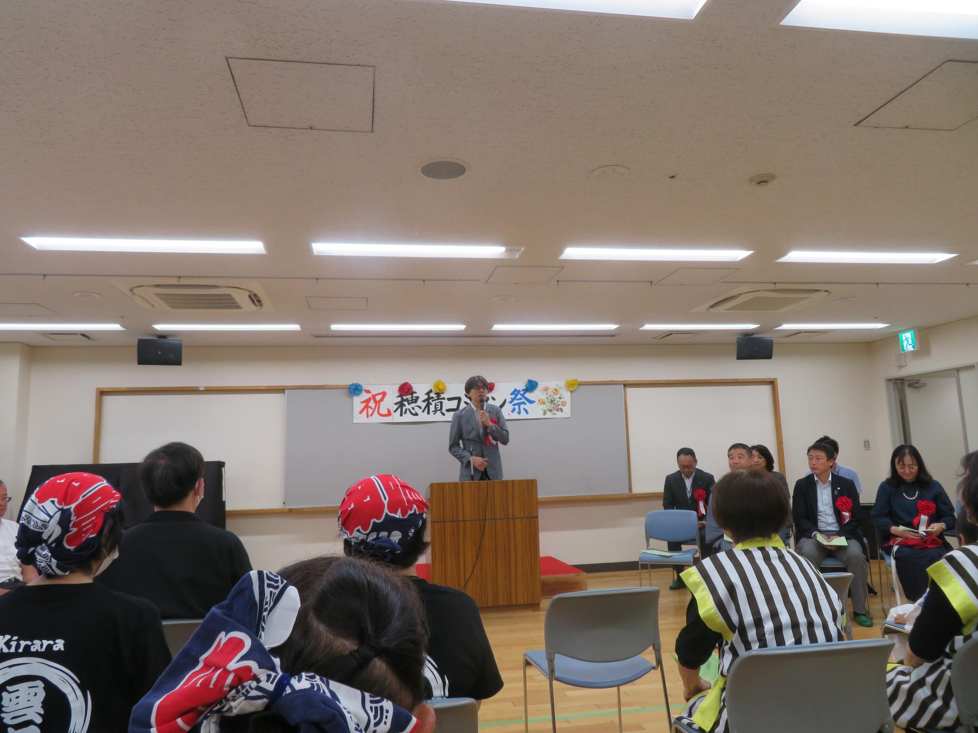 来場者の前であいさつをする市長の写真