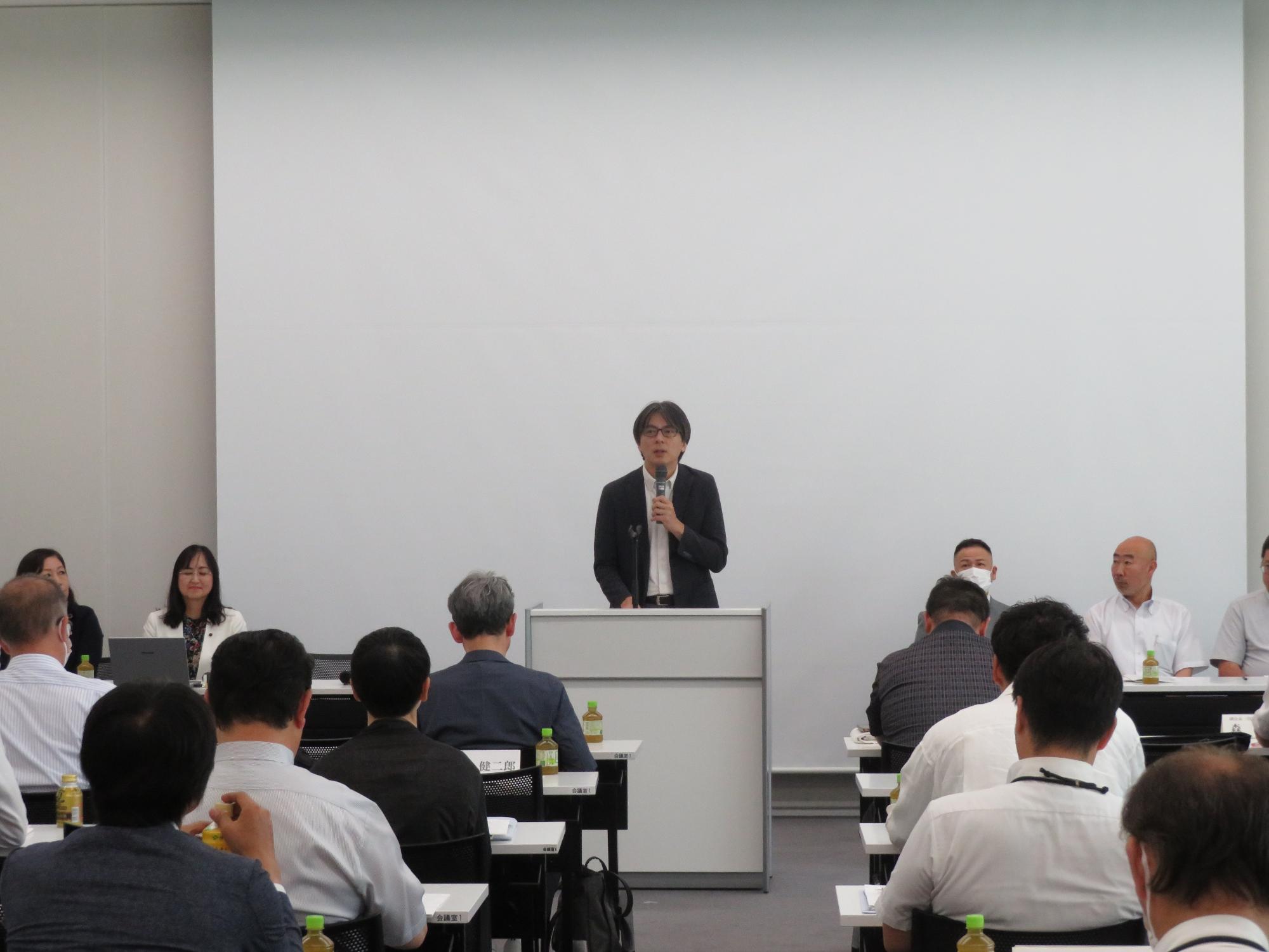 出席者の前であいさつをする市長の写真
