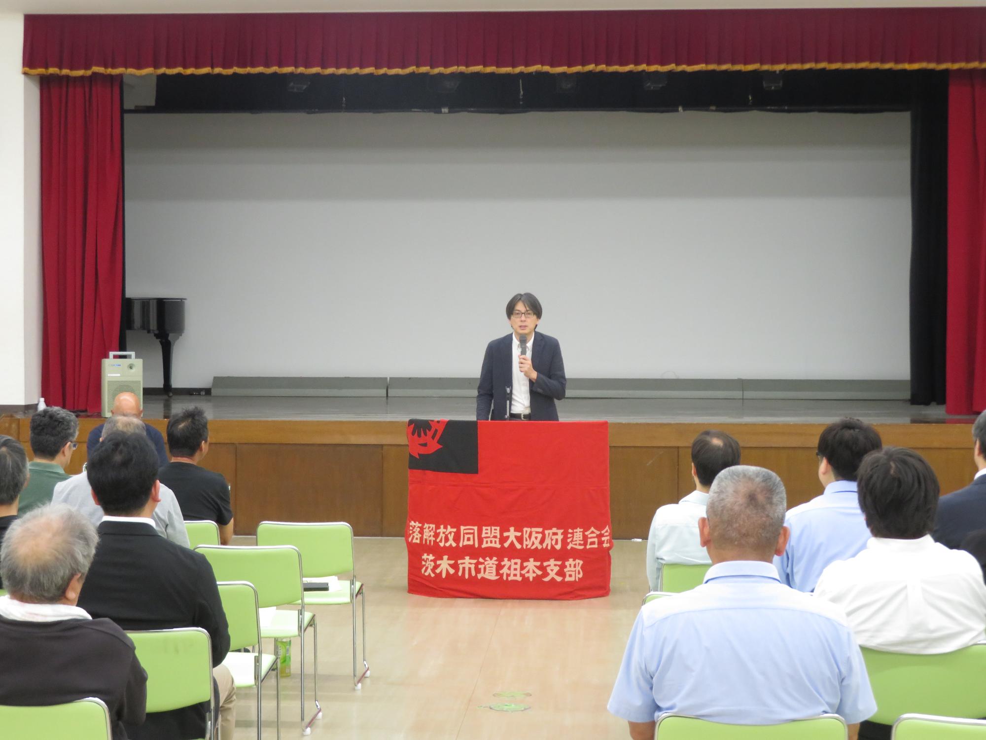 出席者の前であいさつをする市長の写真